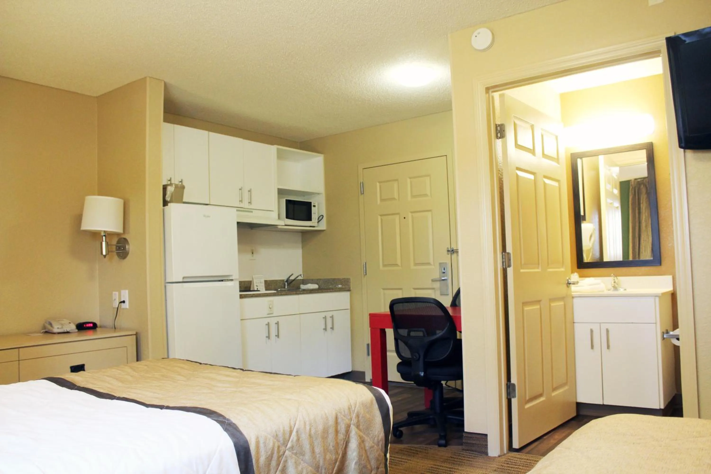 Photo of the whole room, Bed in Extended Stay America Select Suites - Chesapeake - Churchland Blvd