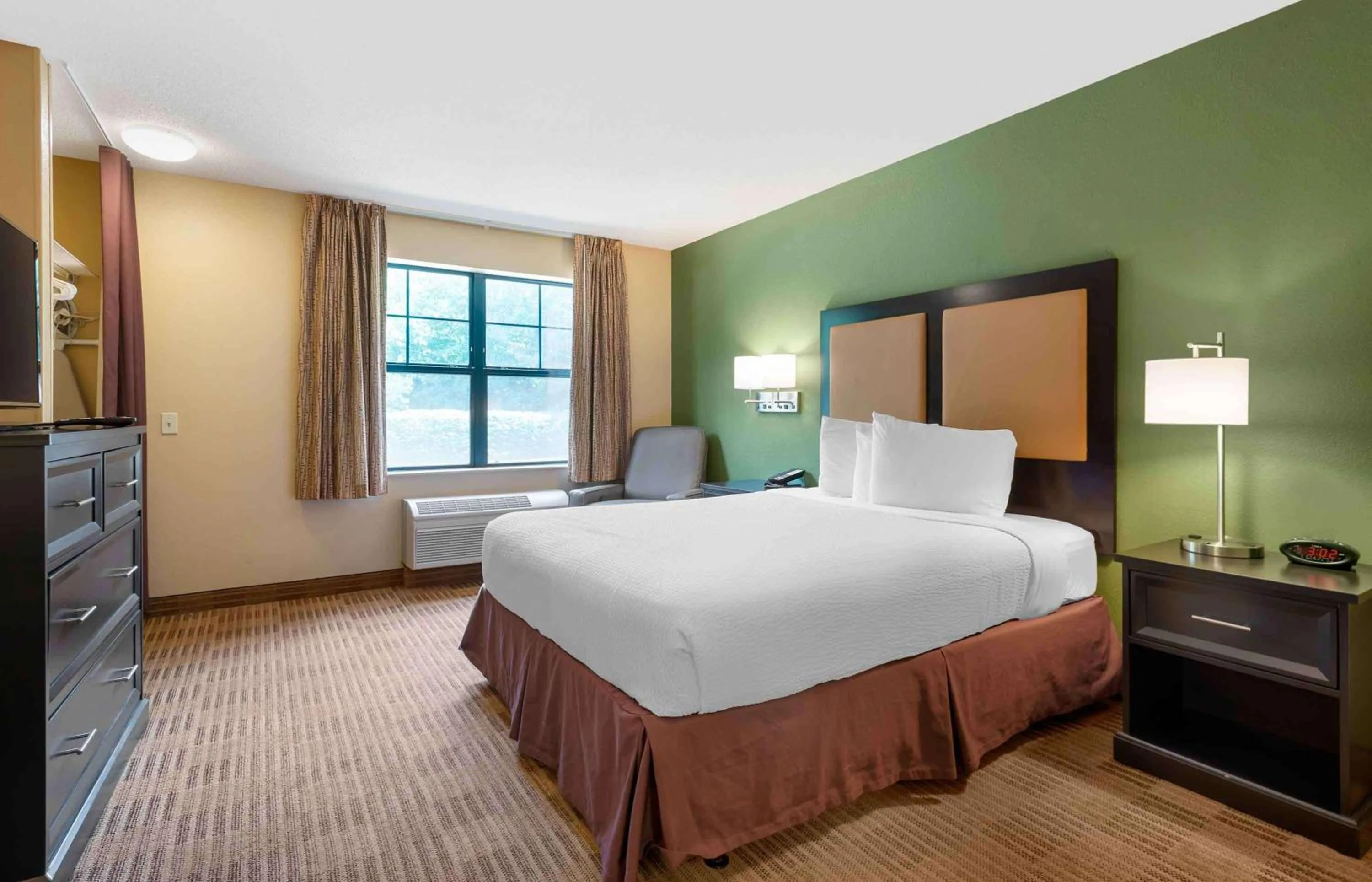 Bedroom, Bed in Extended Stay America Suites - Princeton - West Windsor