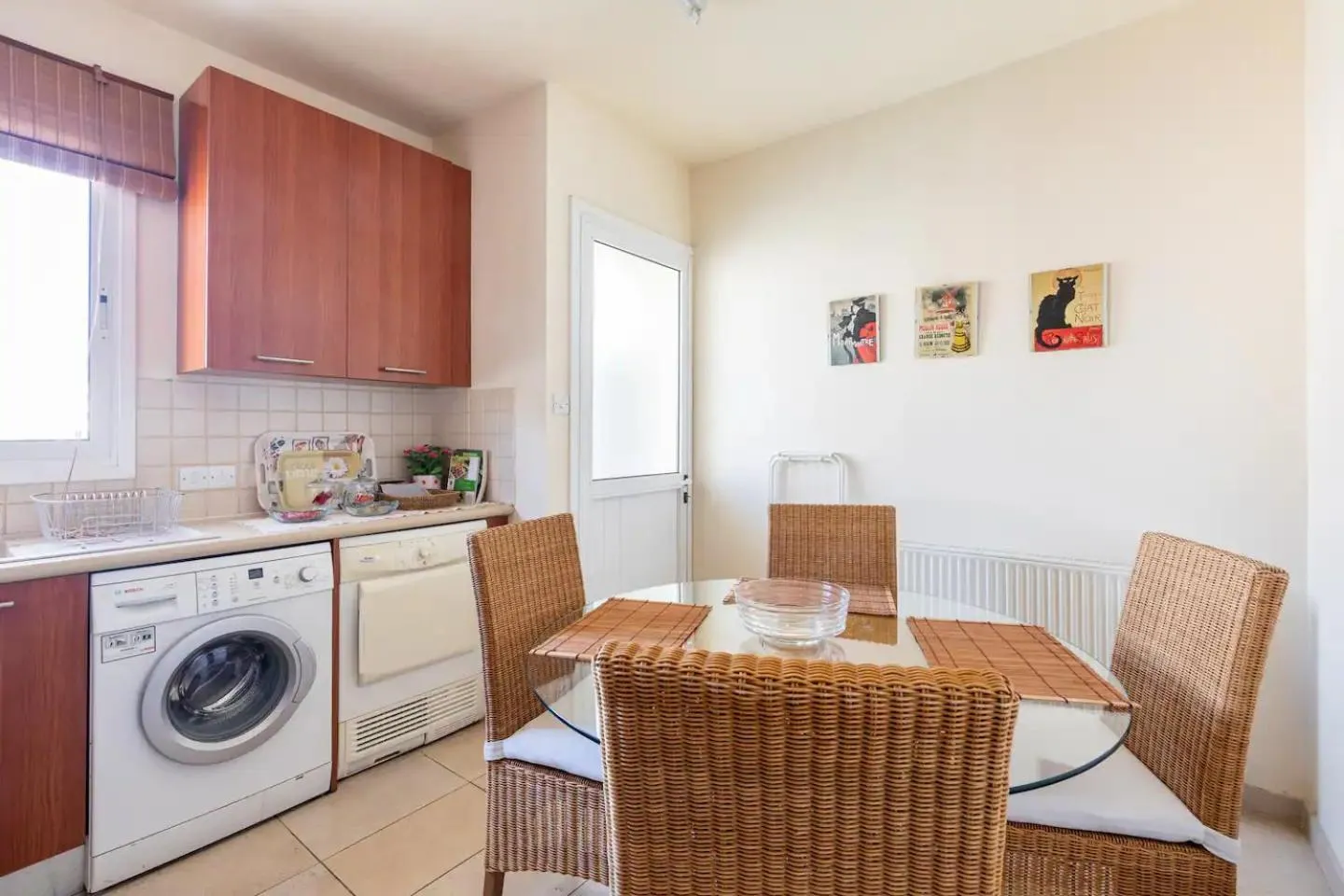Kitchen or kitchenette in Warm Residence in the heart of the City Center - Balcony & view