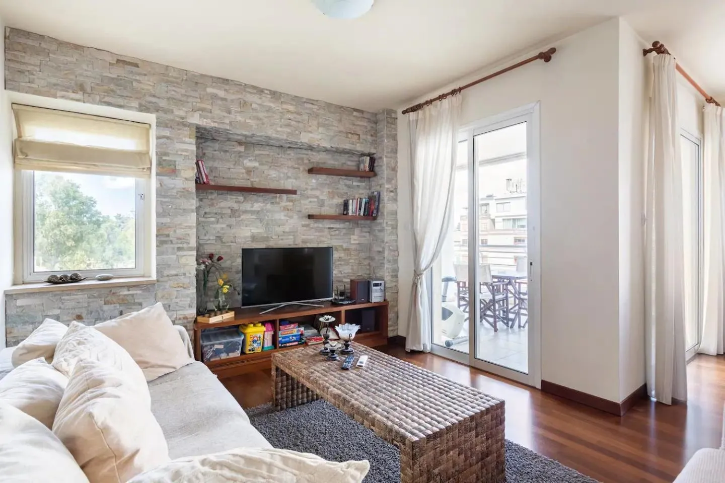 Living room in Warm Residence in the heart of the City Center - Balcony & view