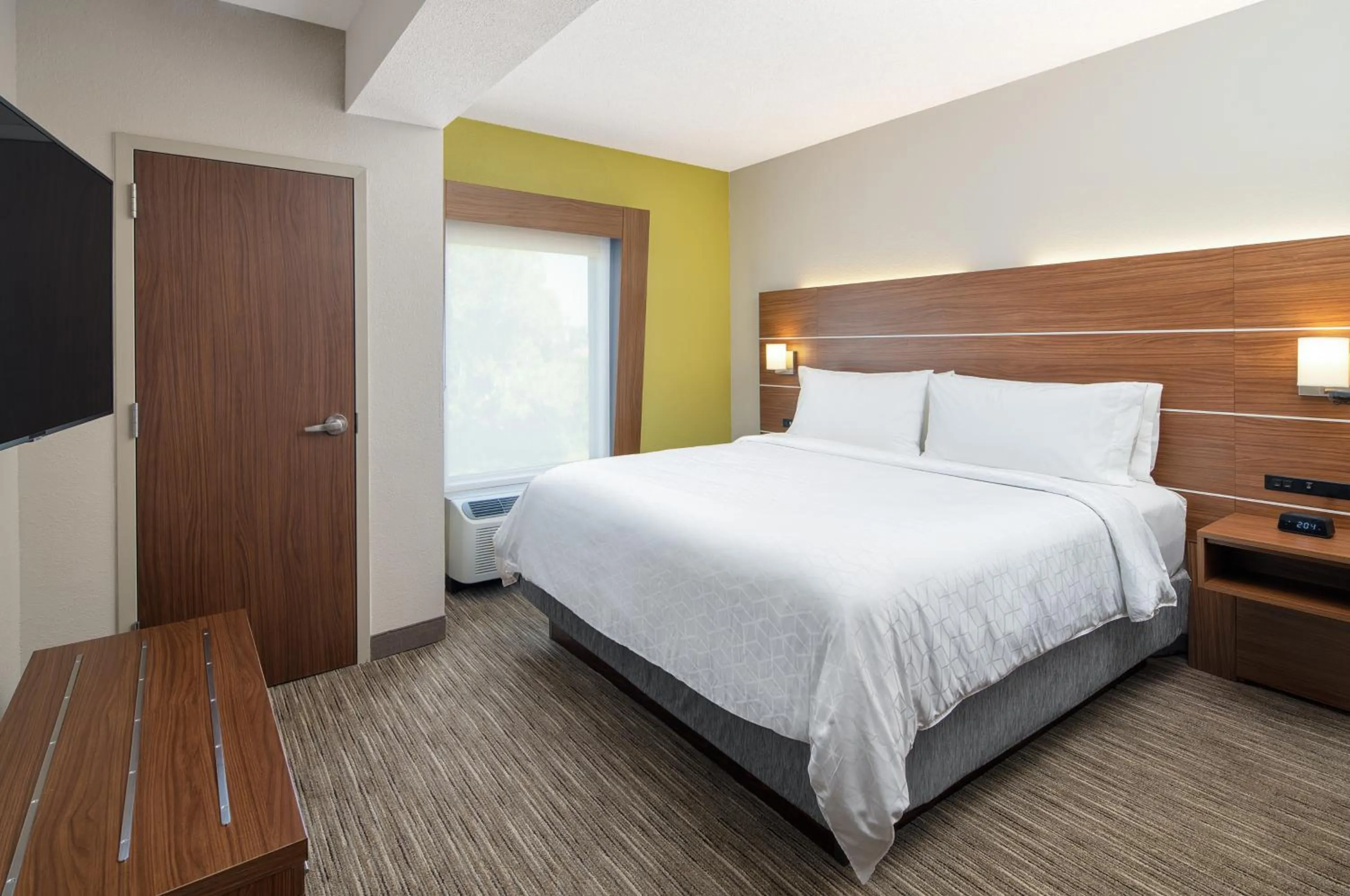 Bed in Holiday Inn Express Statesboro by IHG