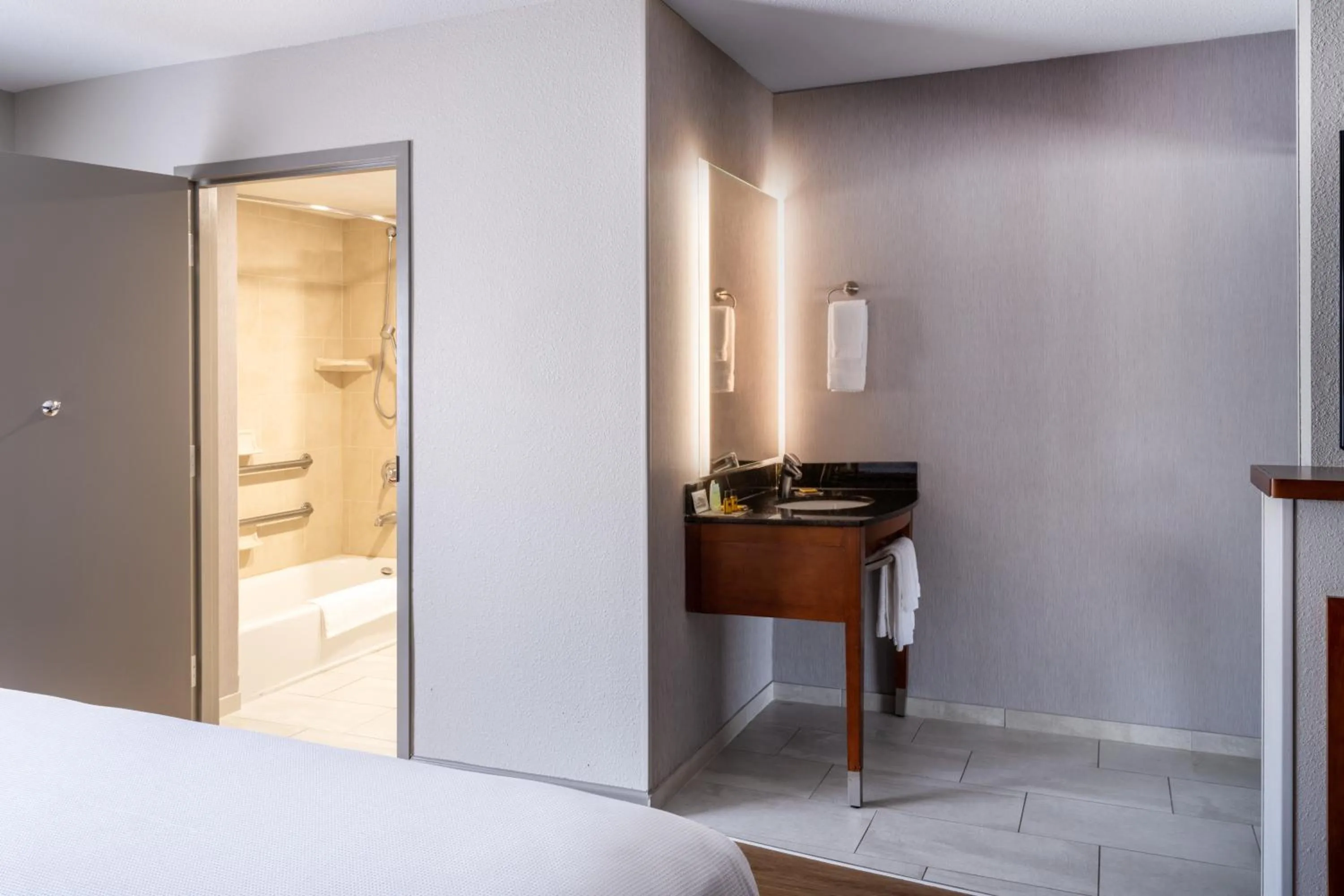 Bathroom, Bed in Hyatt Place Santa Fe