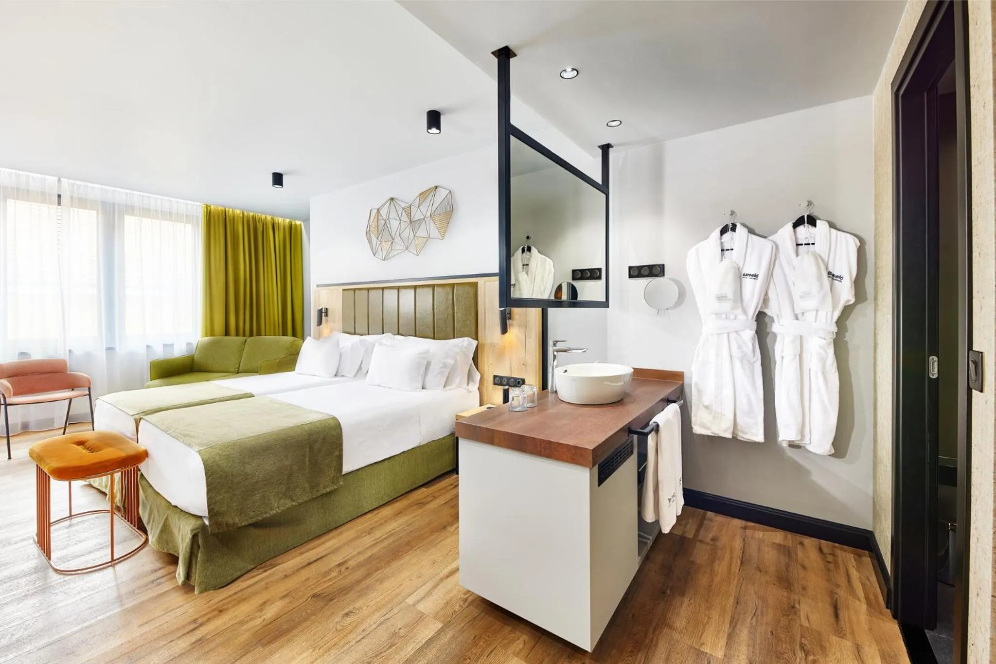 Bathroom, Bed in Barceló Budapest