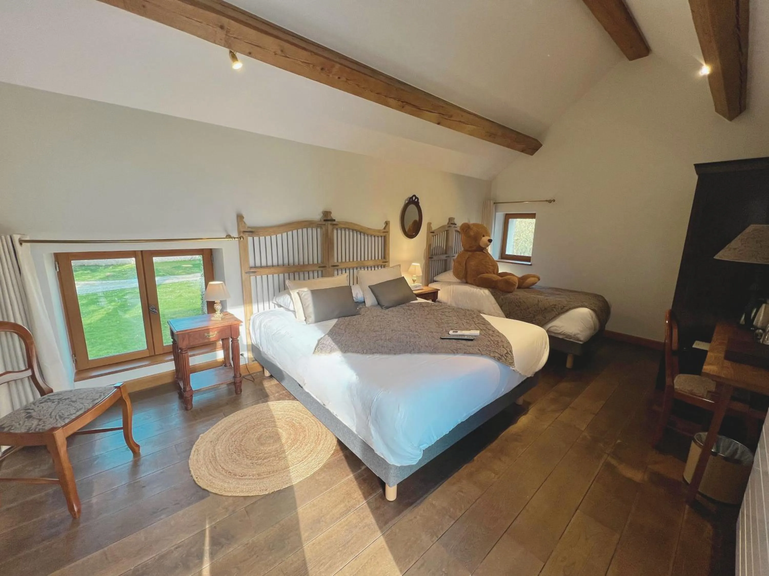 Pool view, Bed in Château de Challanges