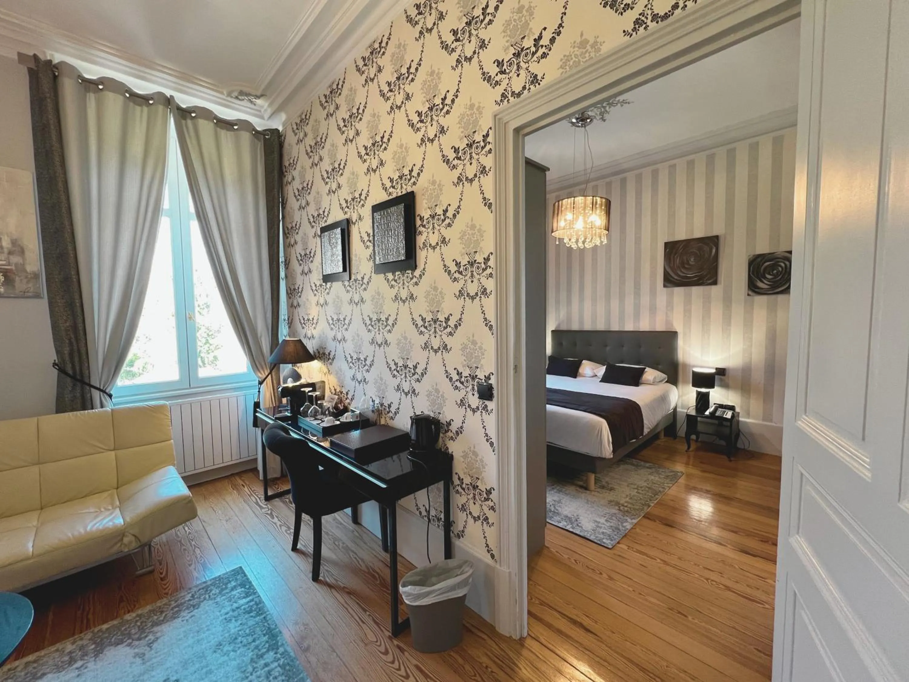 Photo of the whole room, Bed in Château de Challanges