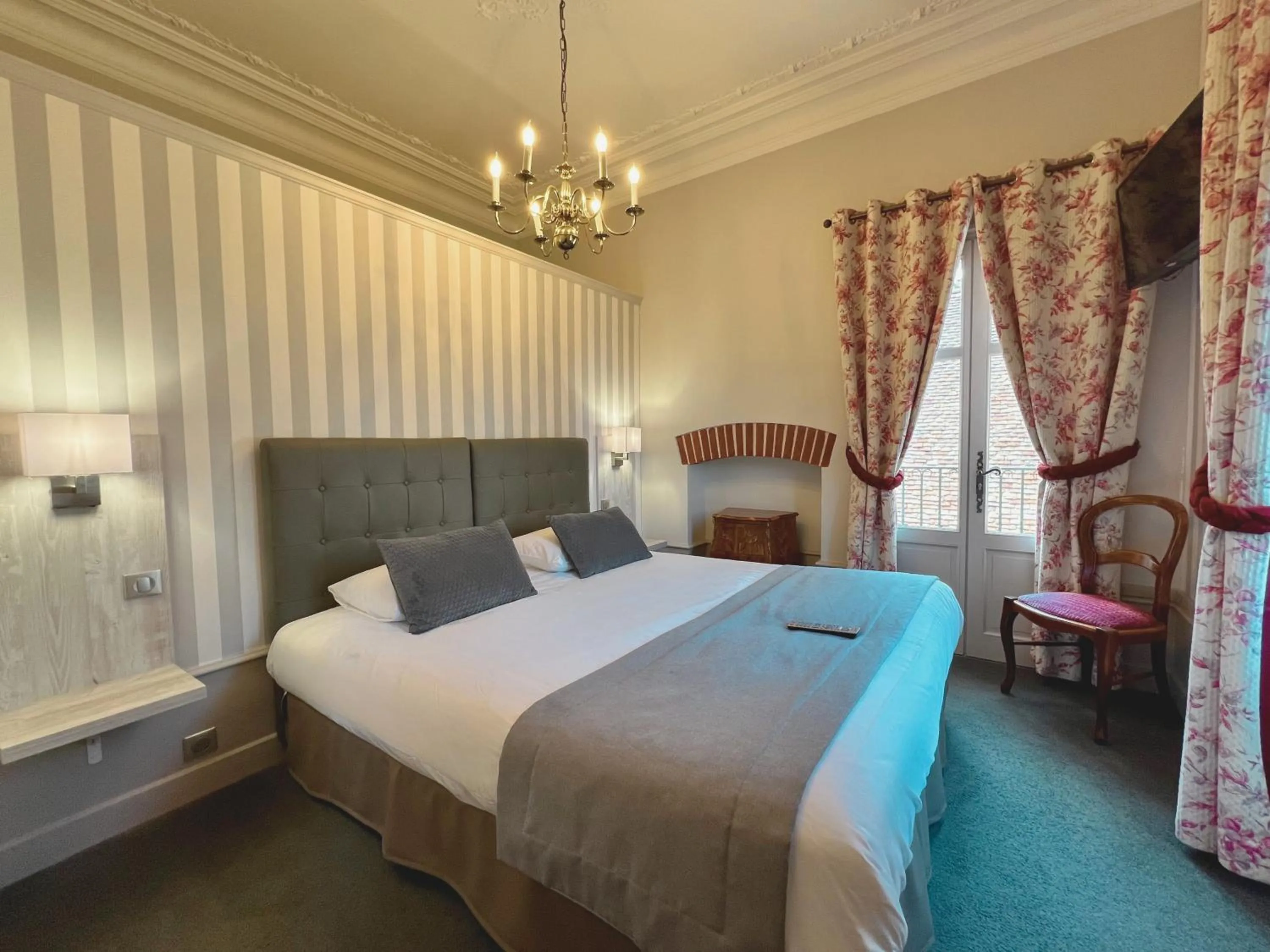 Bedroom, Bed in Château de Challanges