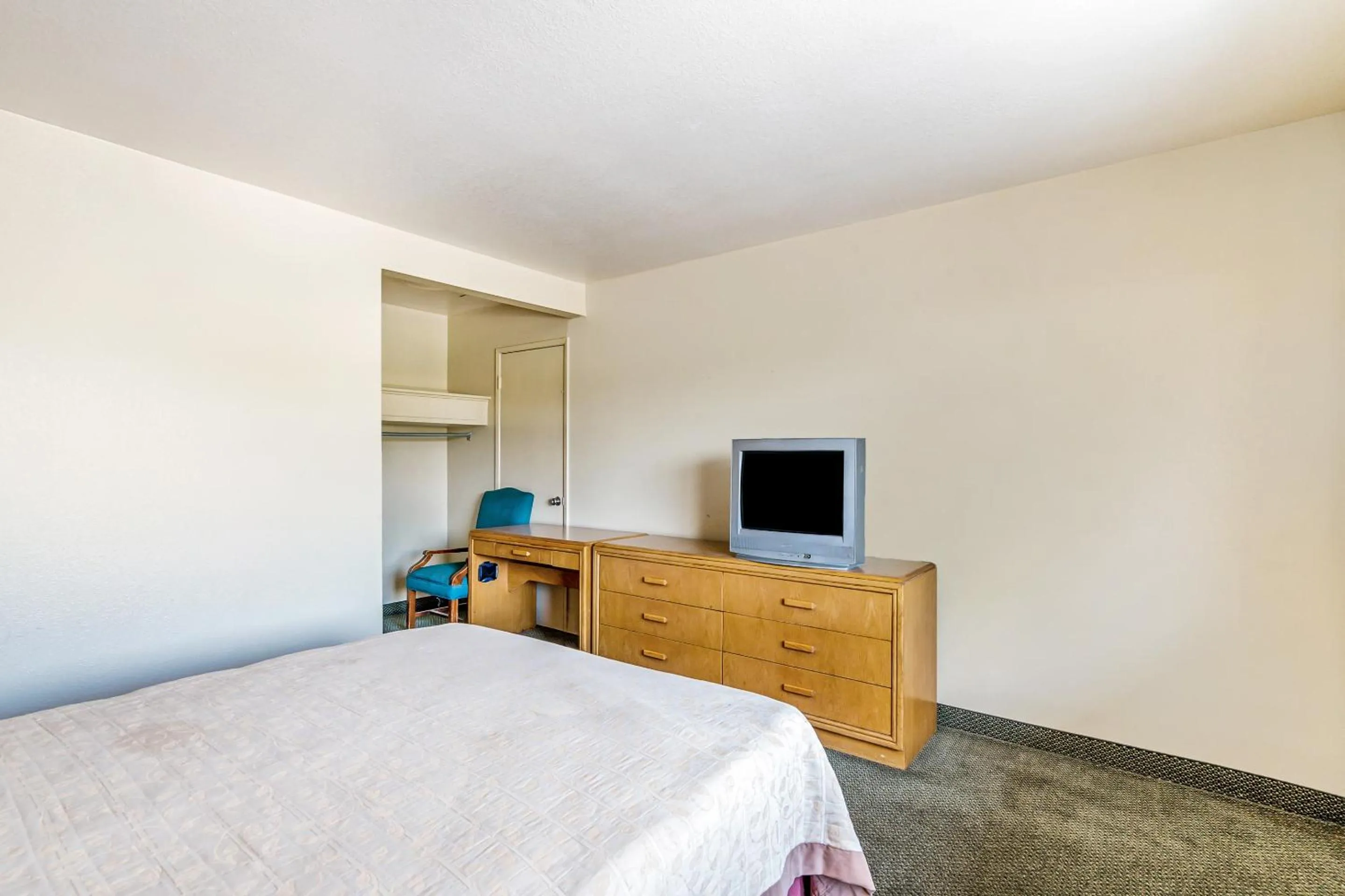 Bedroom, Bed in OYO Hotel Shreveport Airport North