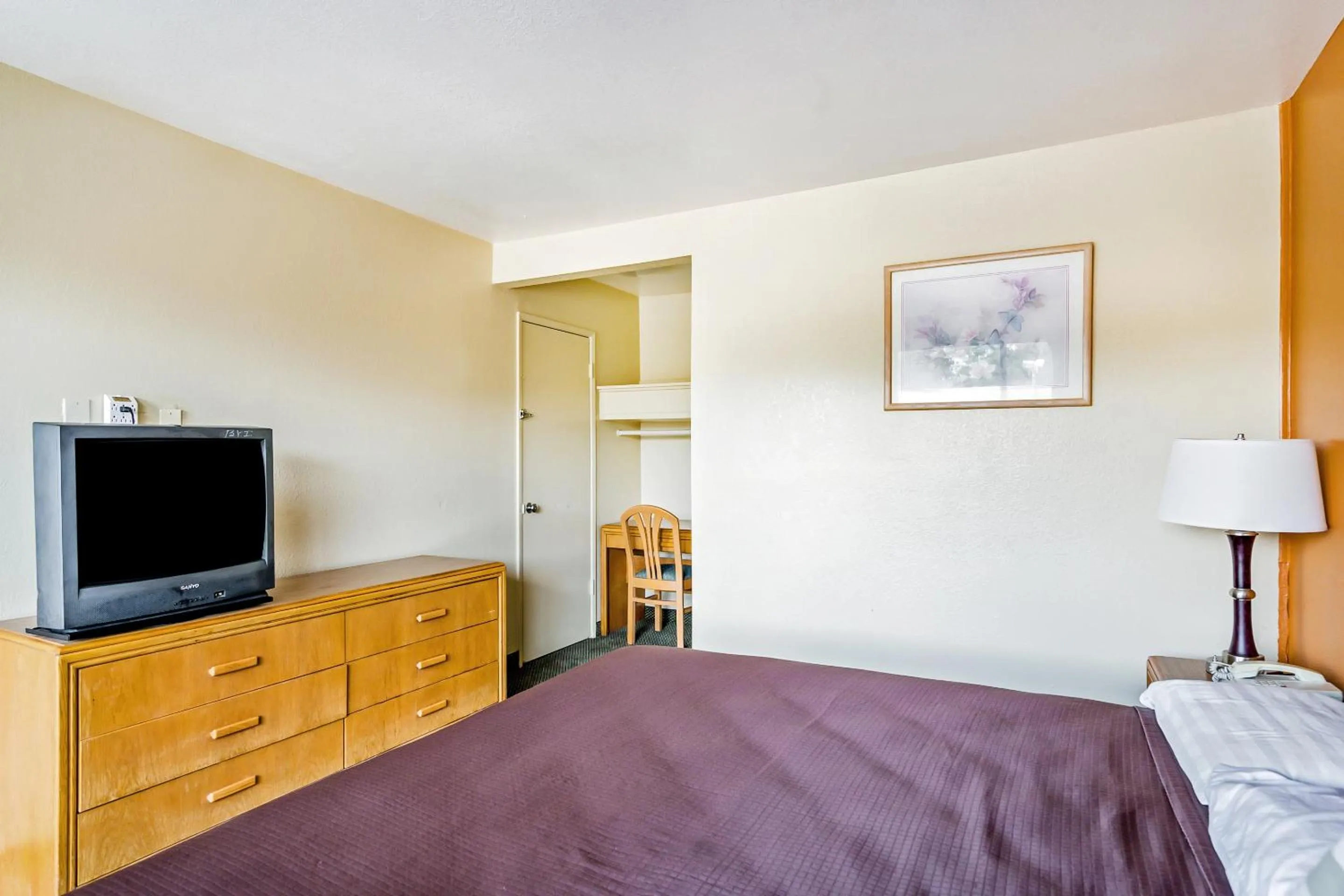 Bedroom, Bed in OYO Hotel Shreveport Airport North
