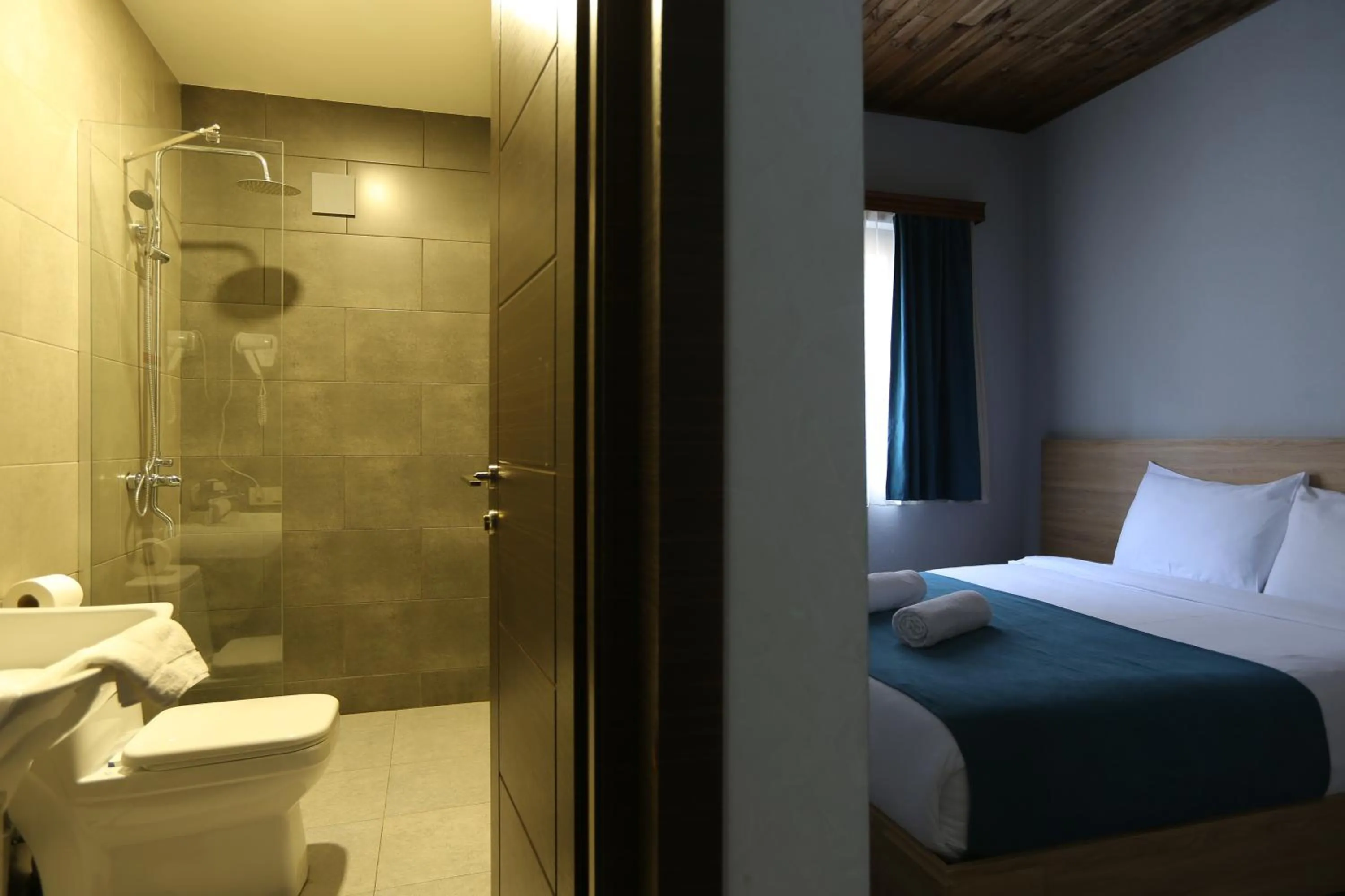 Bathroom, Bed in Borjomi UnderWood