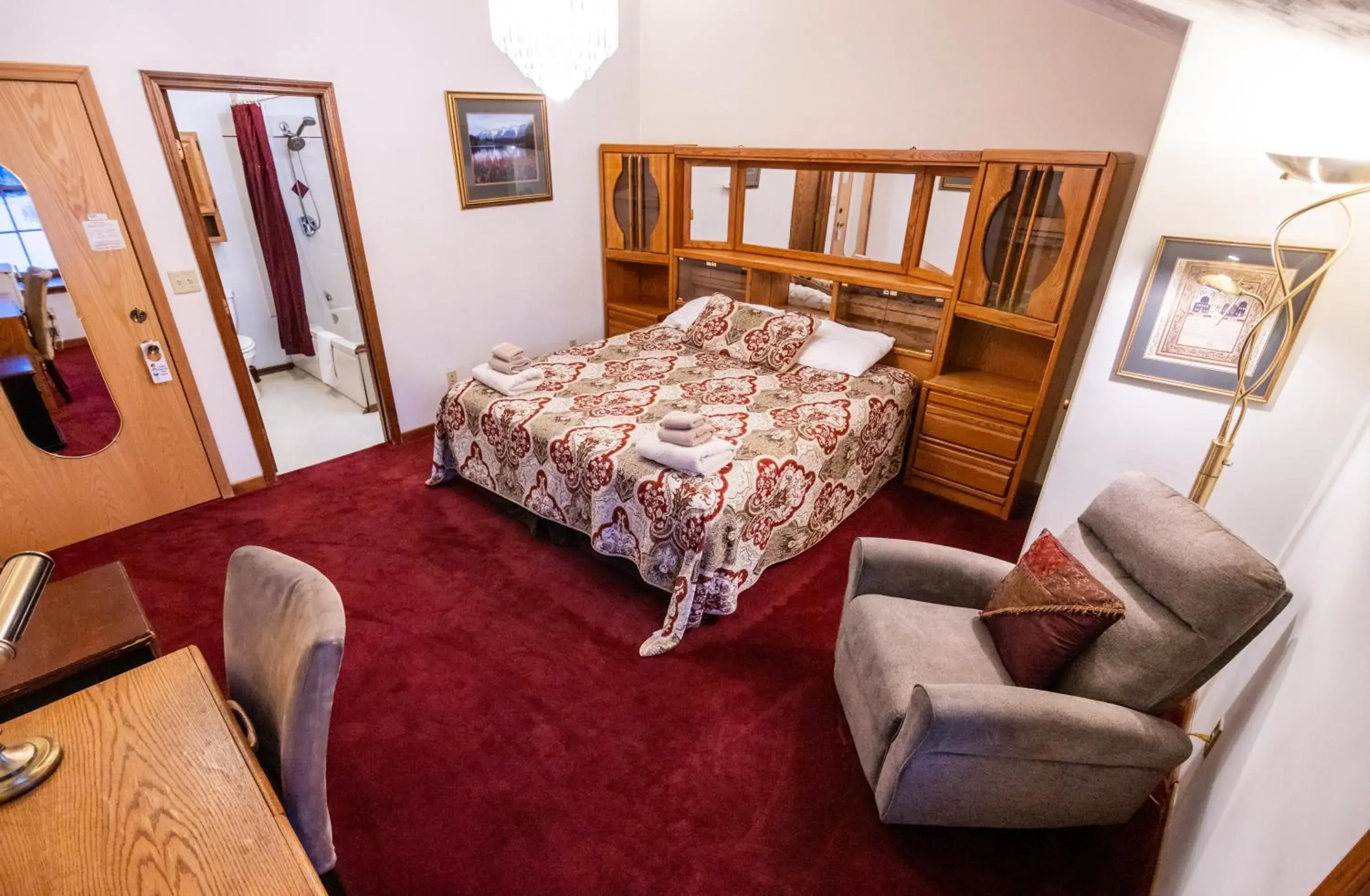 Photo of the whole room, Bed in 7 Gables Inn & Suites Photo of the whole room, Bed in 7 Gables Inn & Suites