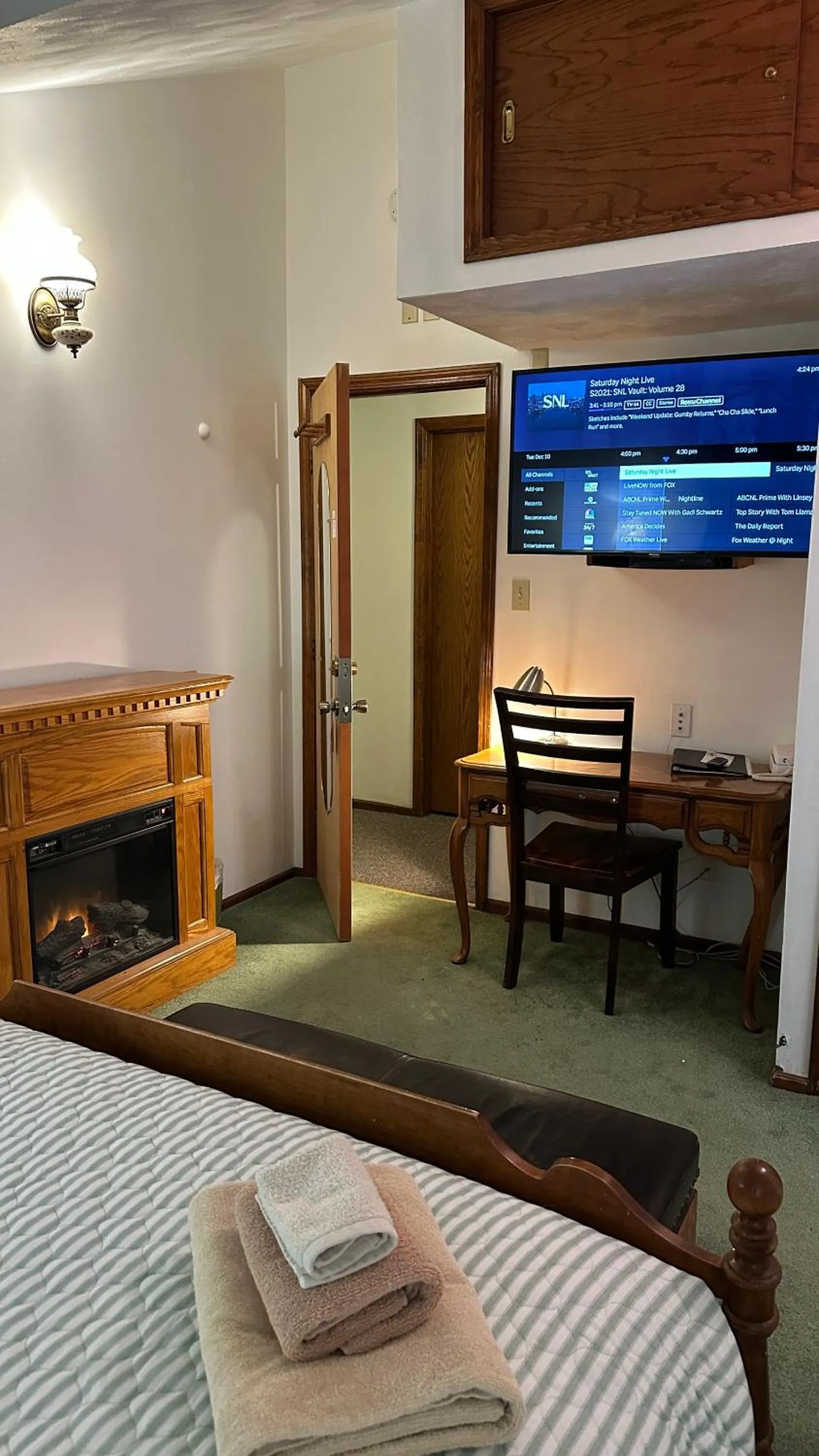 TV and multimedia, Bed in 7 Gables Inn & Suites