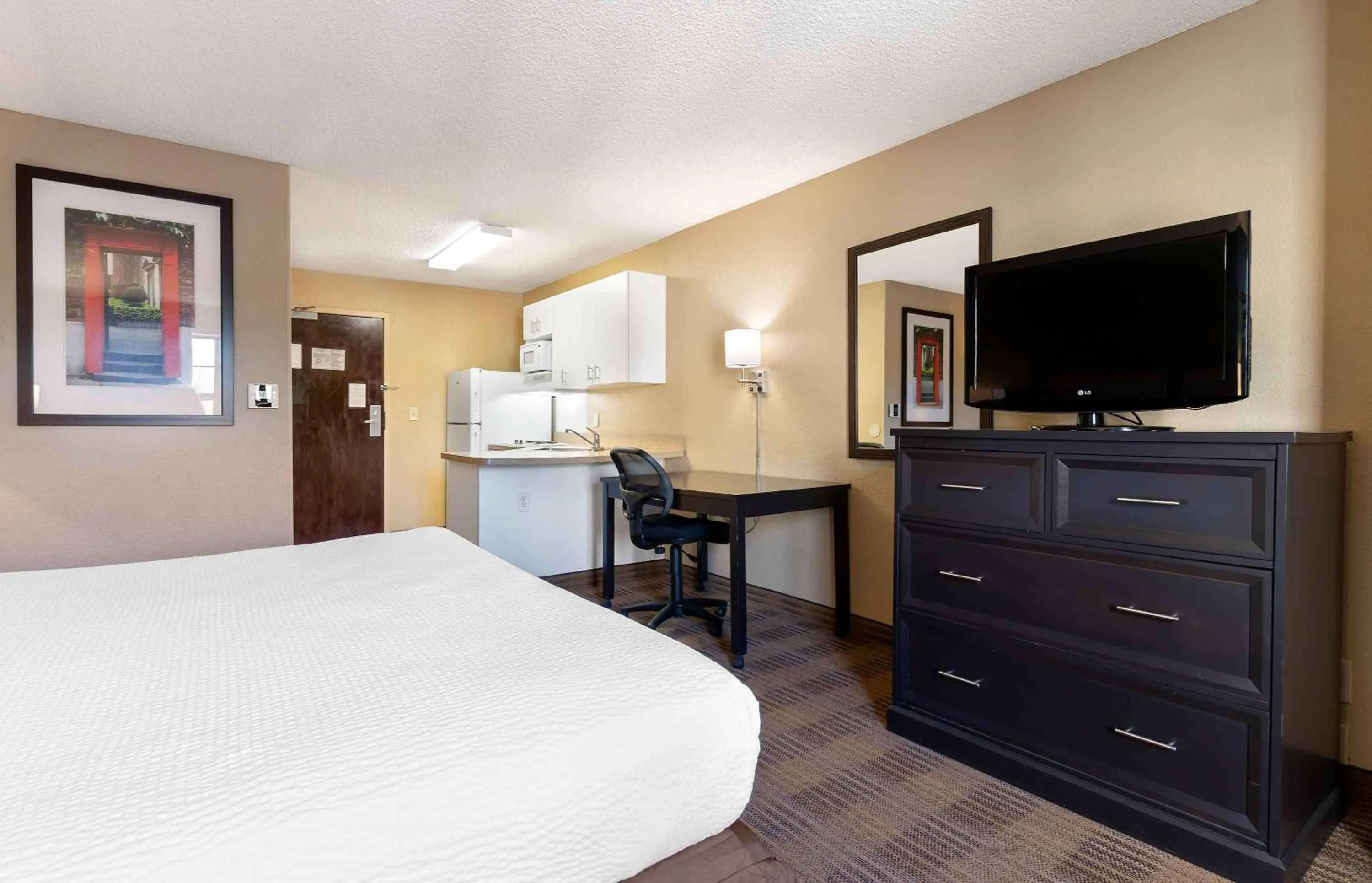 Bedroom, Bed in Extended Stay America Suites - San Jose - Morgan Hill