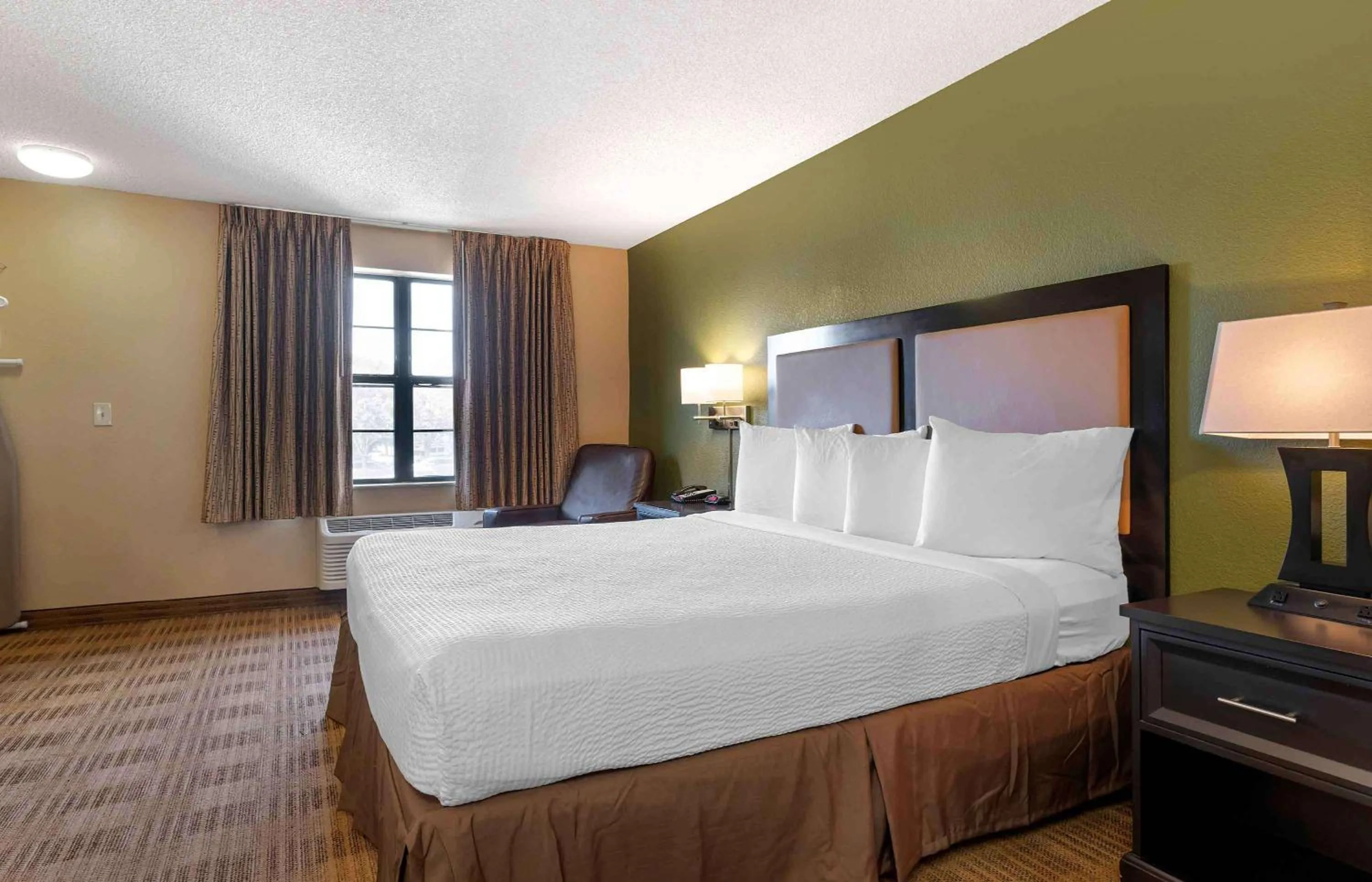 Bedroom, Bed in Extended Stay America Suites - San Jose - Morgan Hill