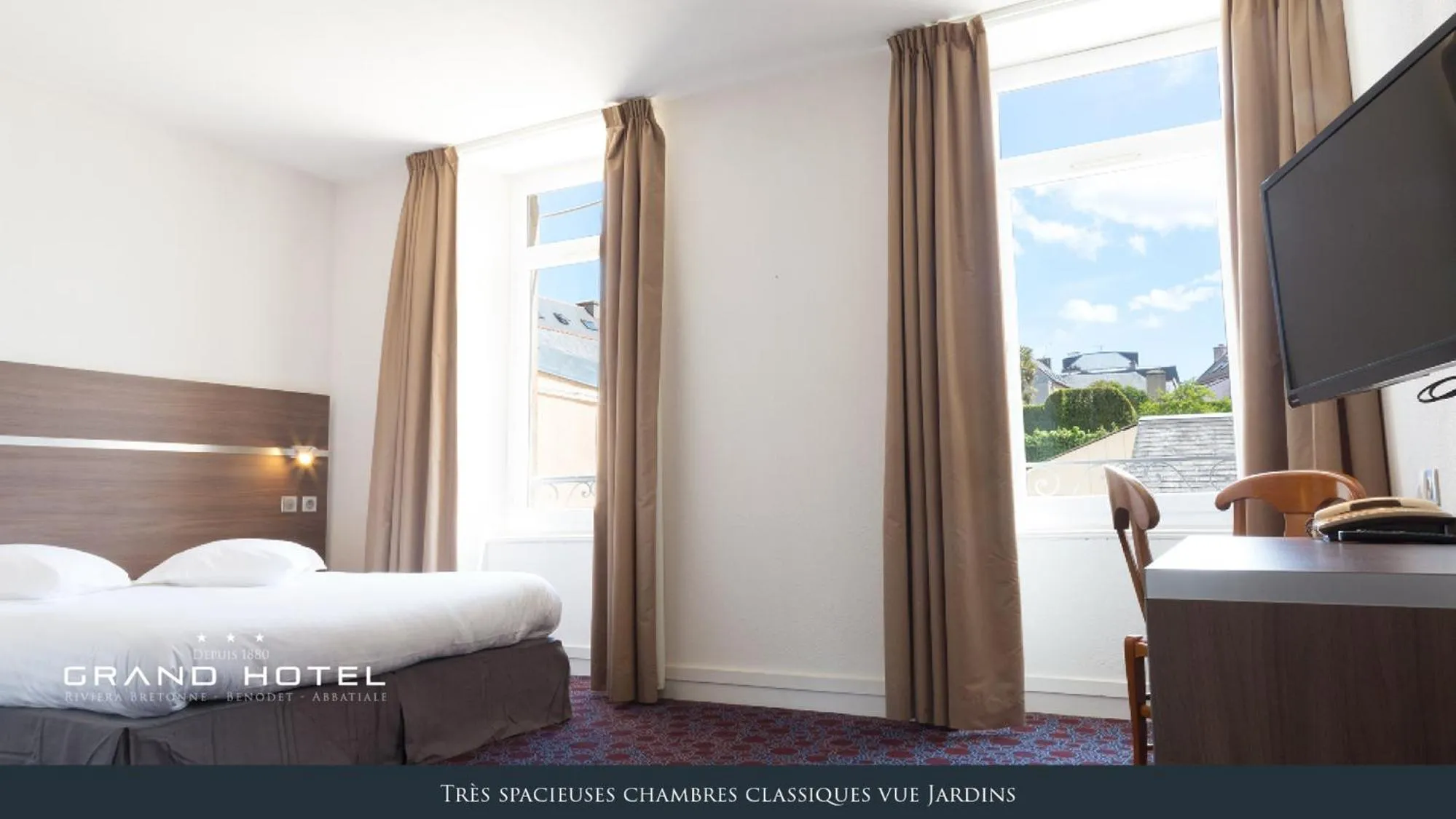 Bed in Grand Hôtel Abbatiale Bénodet, Originals Relais