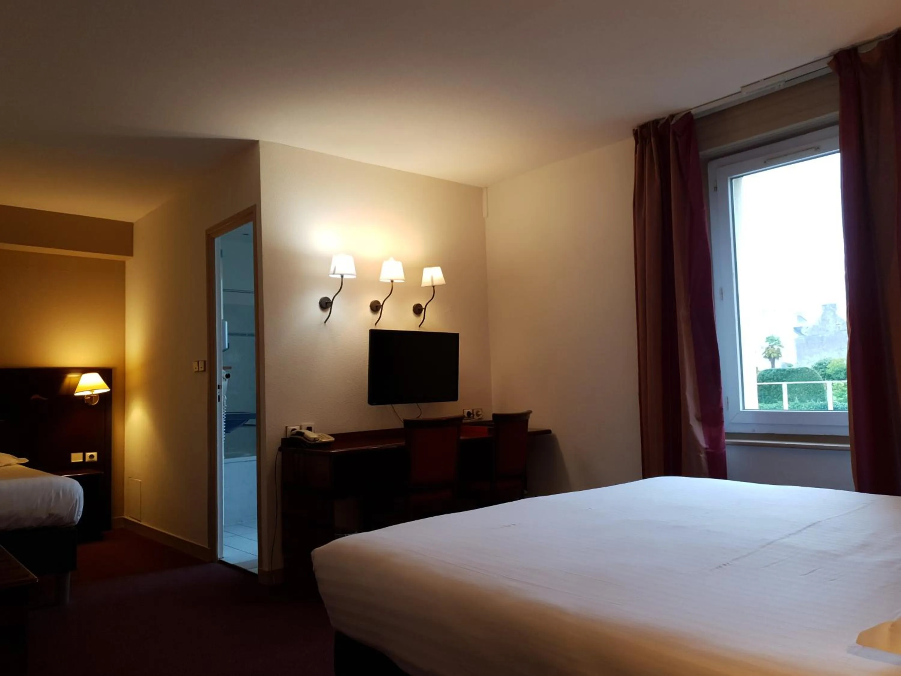 Bed in Grand Hôtel Abbatiale Bénodet, Originals Relais