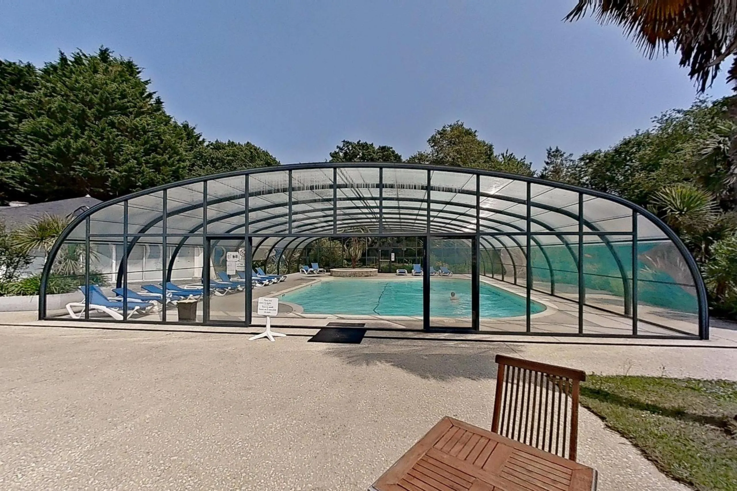 Swimming pool in Hôtel du Golf Saint-Laurent