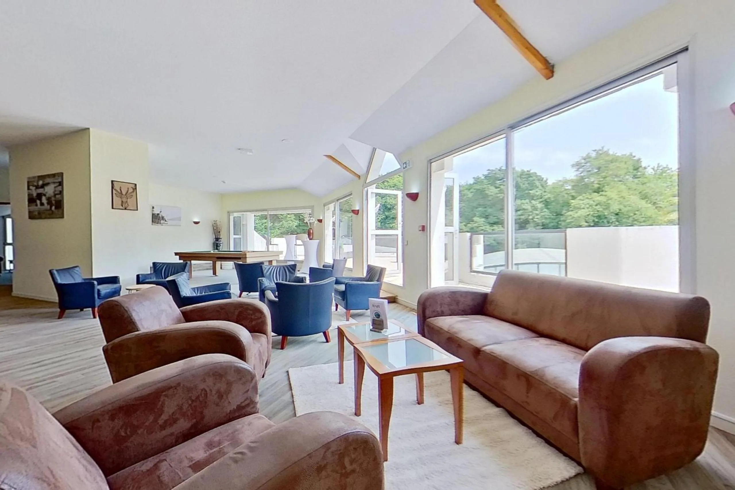 Billiard in Hôtel du Golf Saint-Laurent