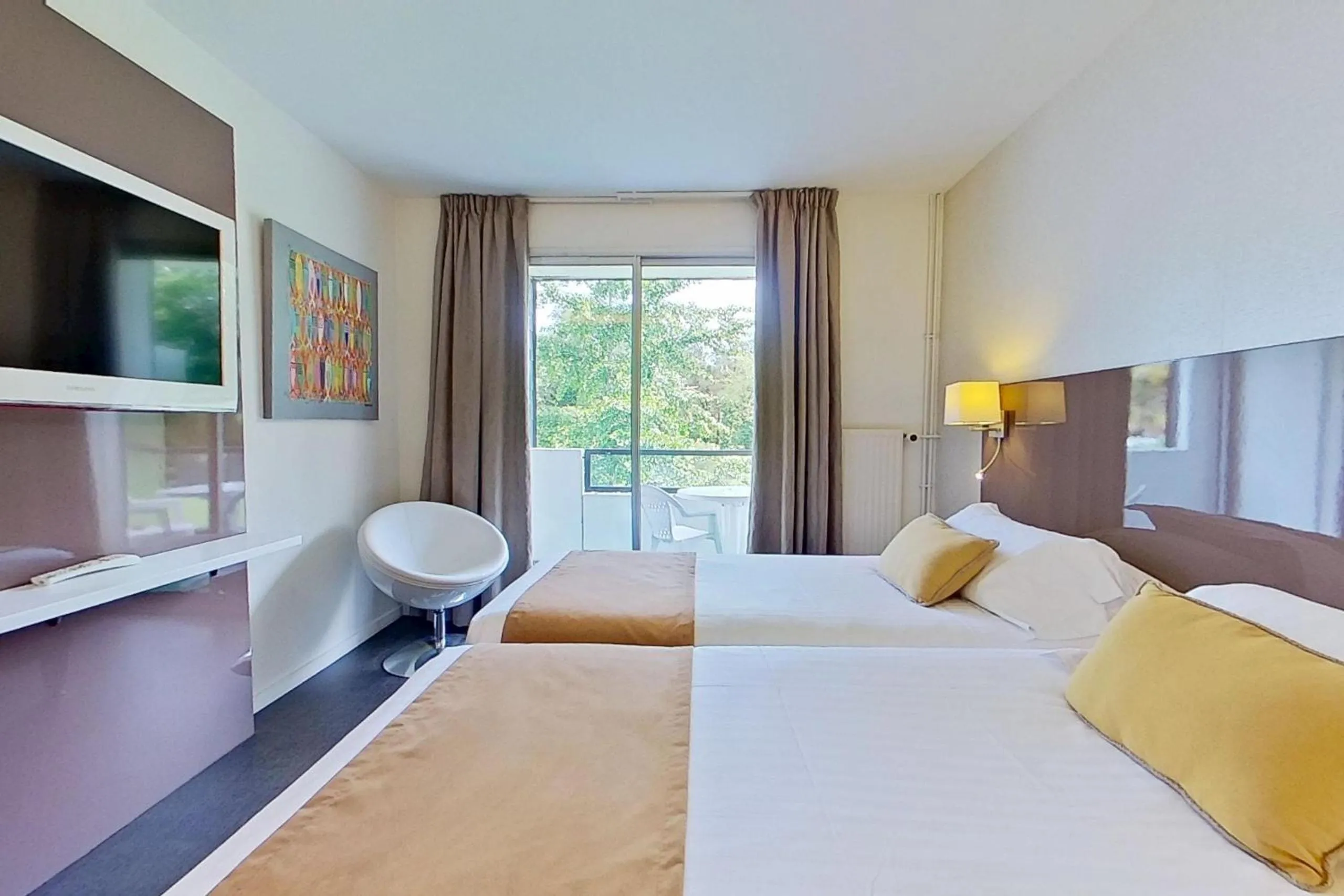 Balcony/Terrace, Bed in Hôtel du Golf Saint-Laurent