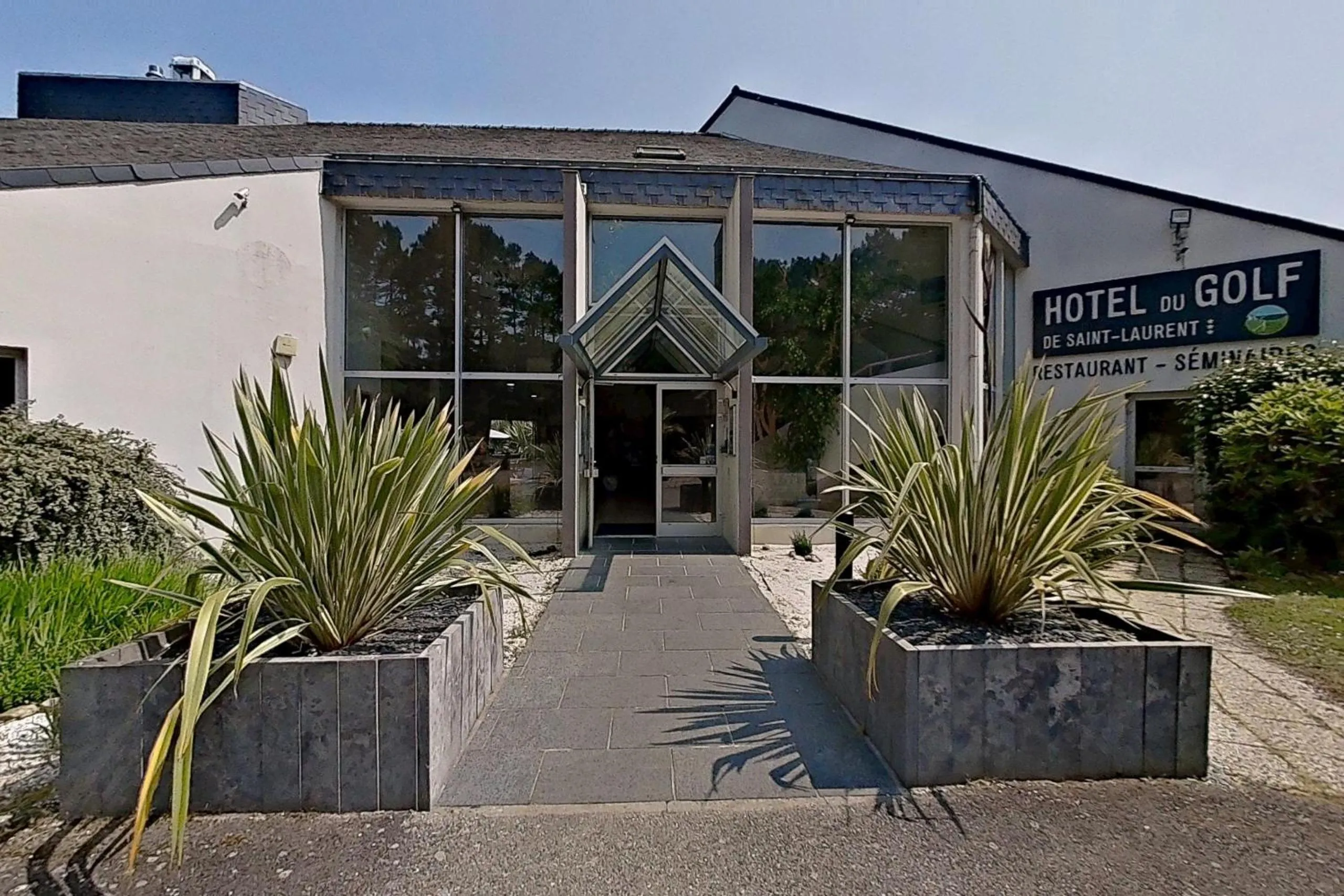 Facade/entrance in Hôtel du Golf Saint-Laurent