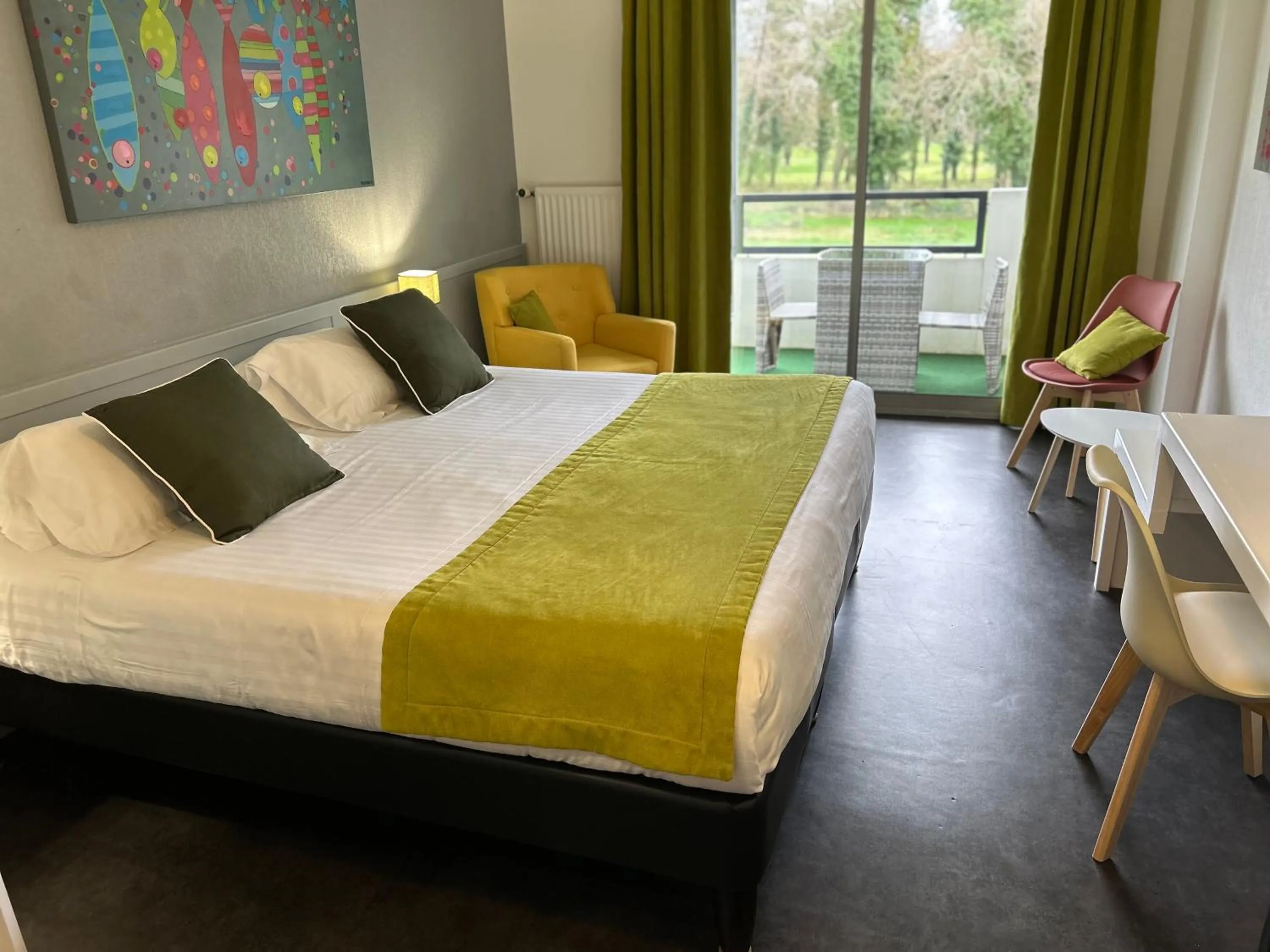 Bed in Hôtel du Golf Saint-Laurent