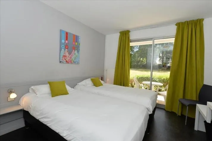 Classic Twin Room in Hôtel du Golf Saint-Laurent