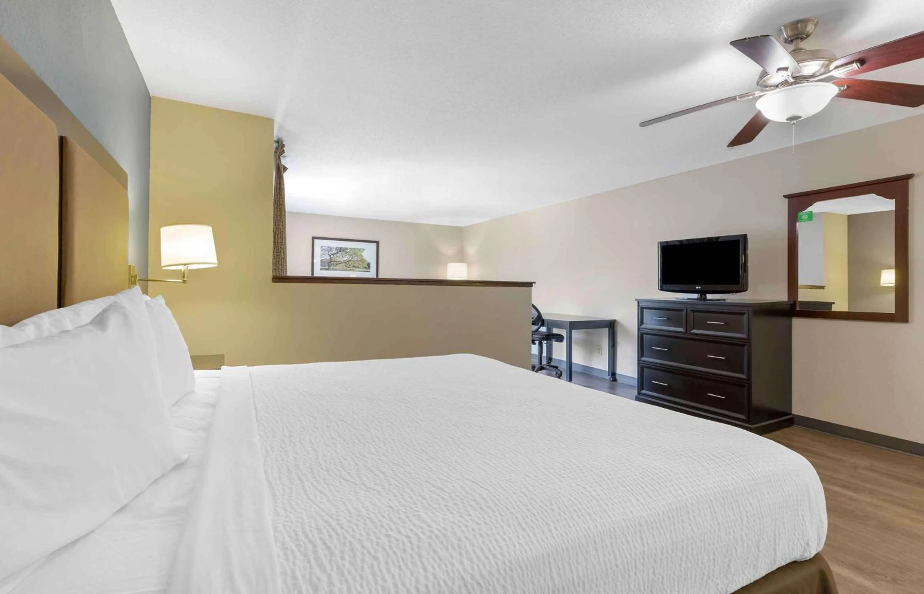 Bedroom, Bed in Extended Stay America Suites - Sacramento - Vacaville