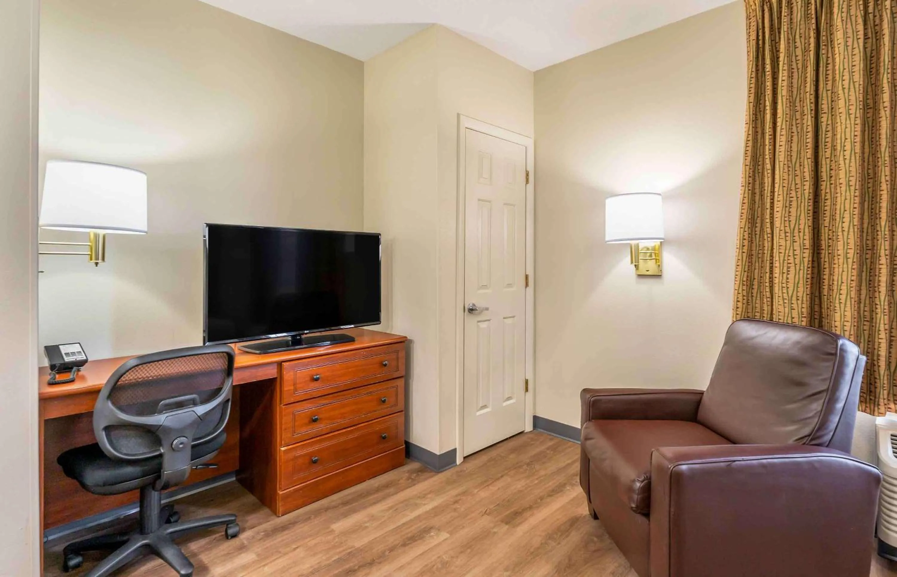 Bedroom in Extended Stay America Suites - Chesapeake - Greenbrier Circle