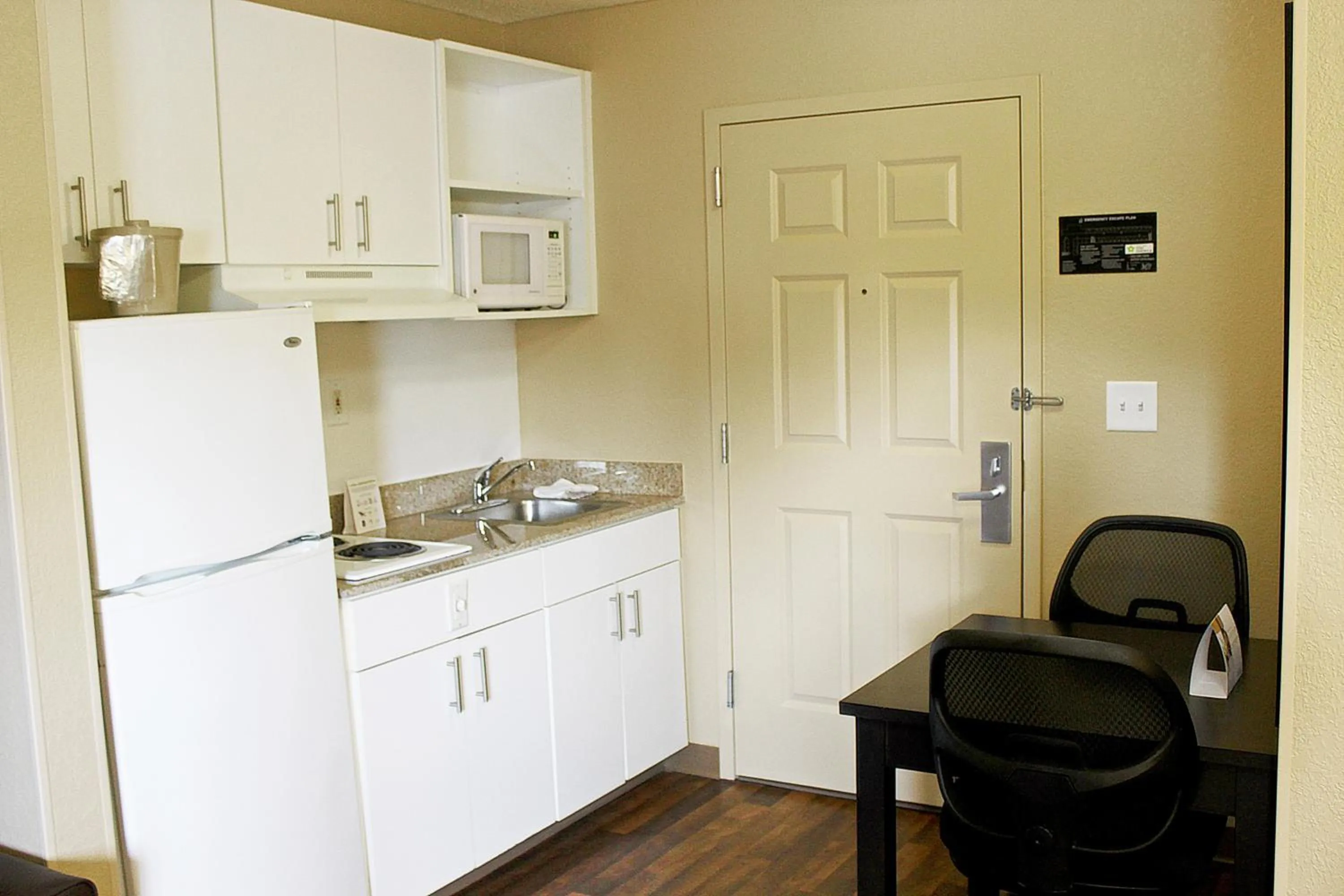 Kitchen or kitchenette in Extended Stay America Suites - Chesapeake - Greenbrier Circle