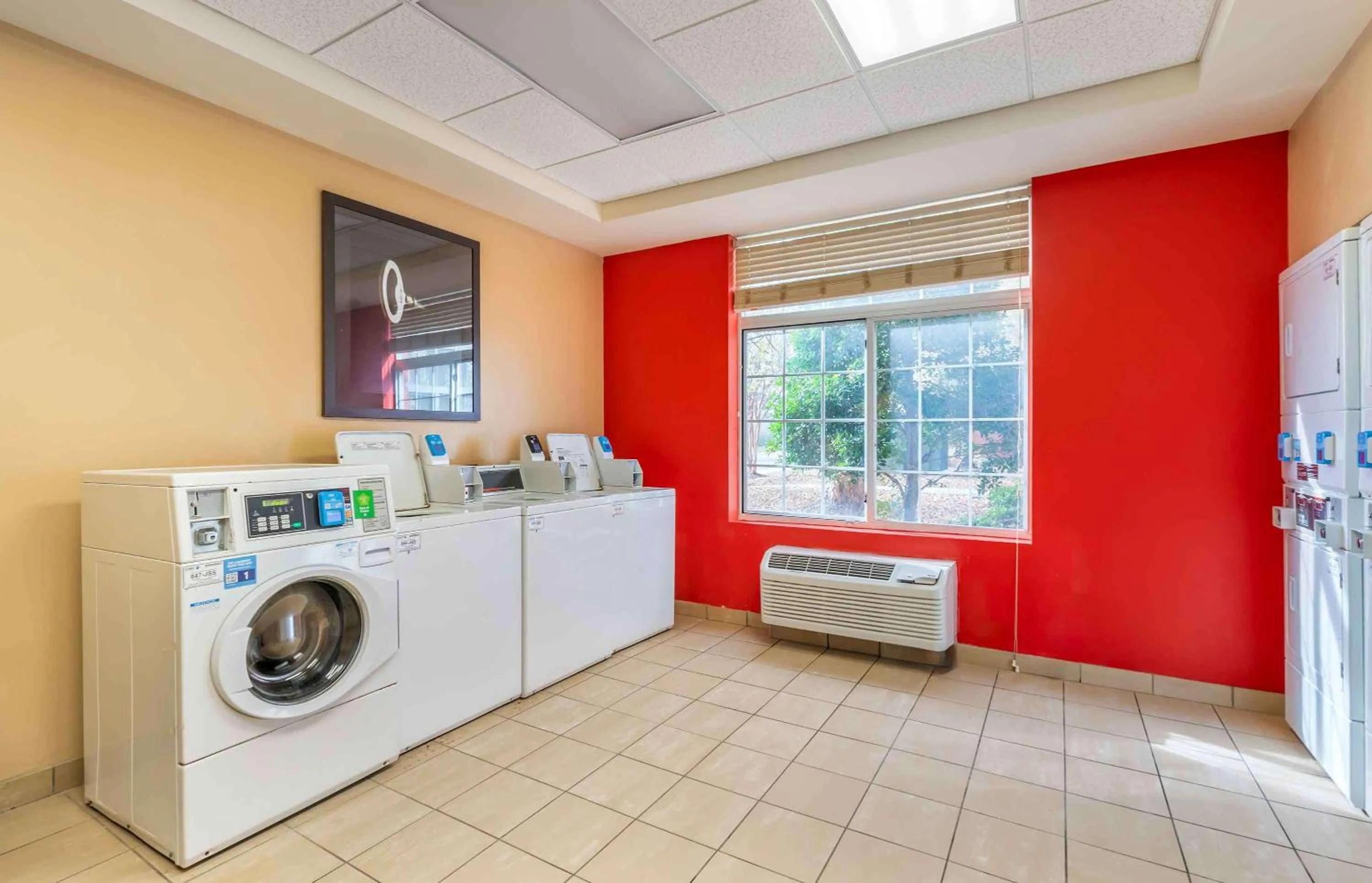 Property building in Extended Stay America Suites - Chesapeake - Greenbrier Circle