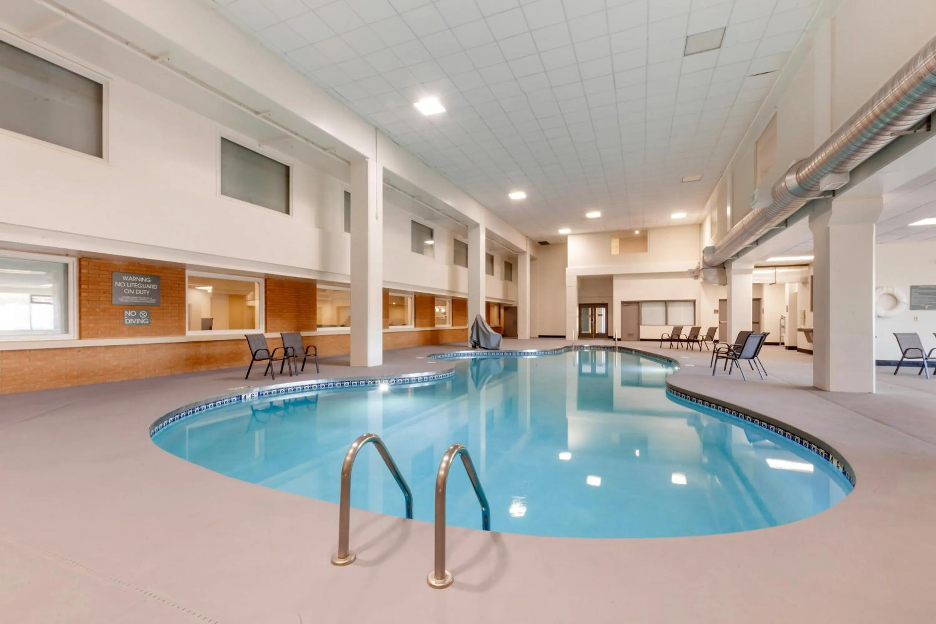 Swimming pool in Comfort Inn & Suites