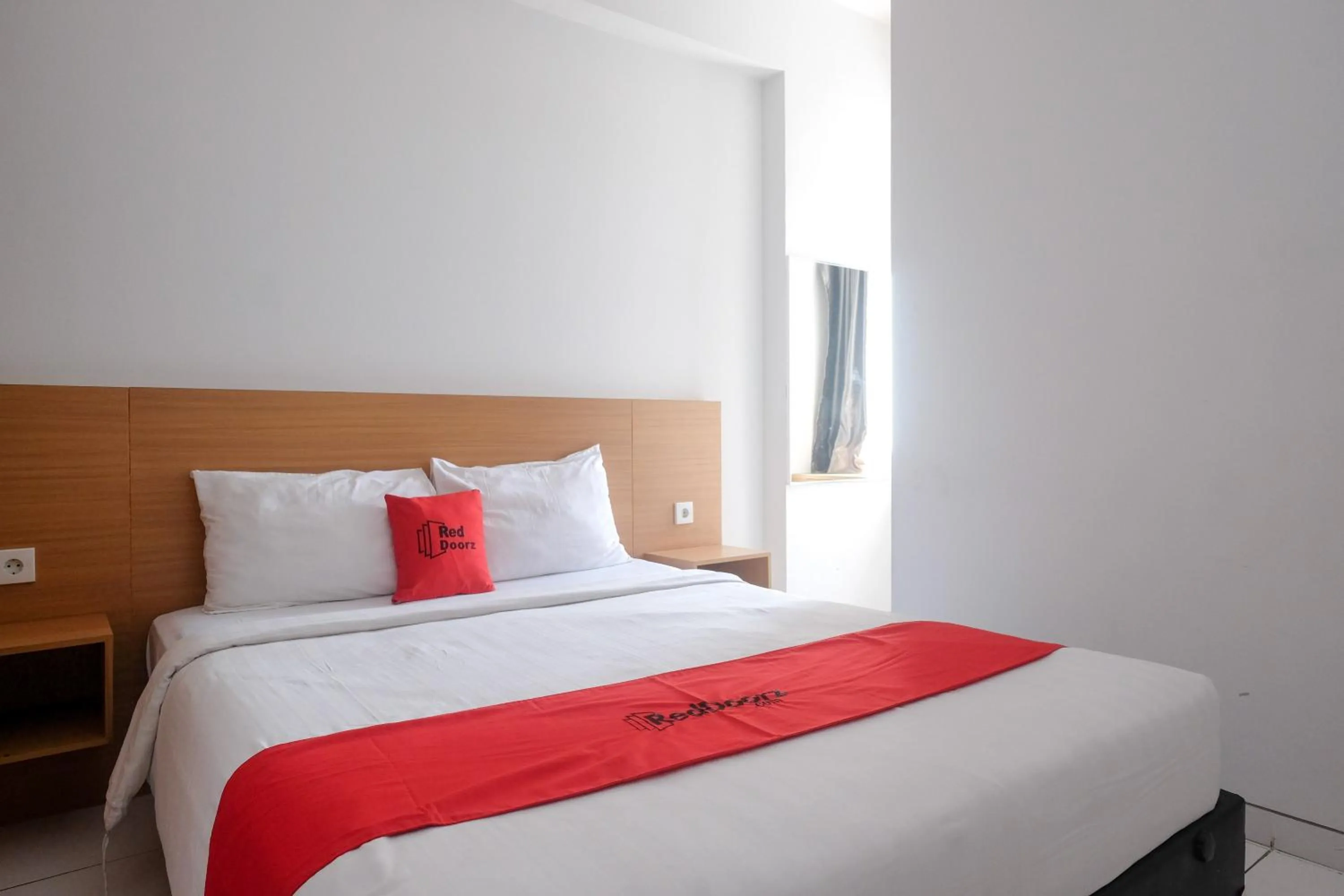 Bed in RedDoorz Apartment near Exit Toll Colomadu