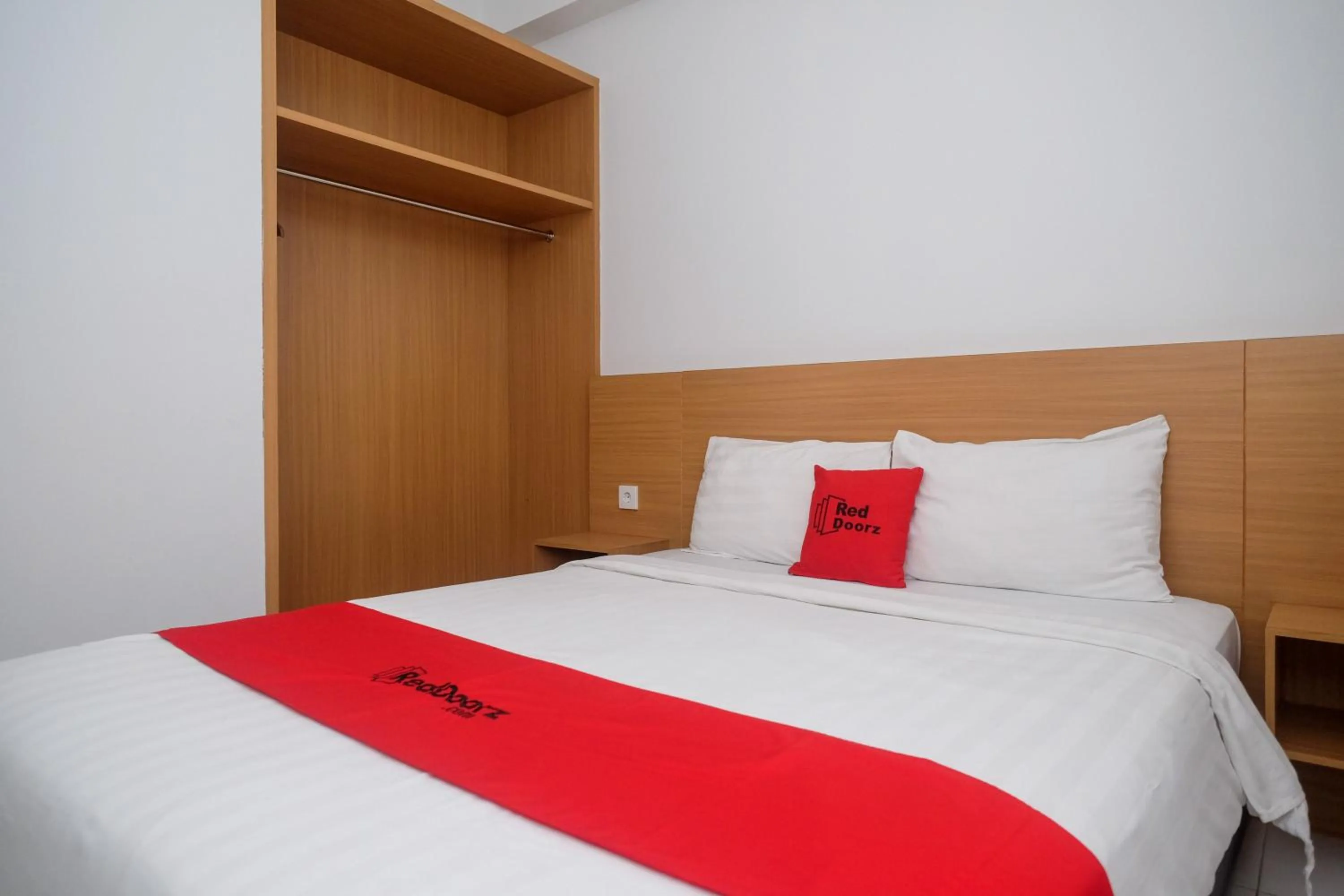 Bed in RedDoorz Apartment near Exit Toll Colomadu