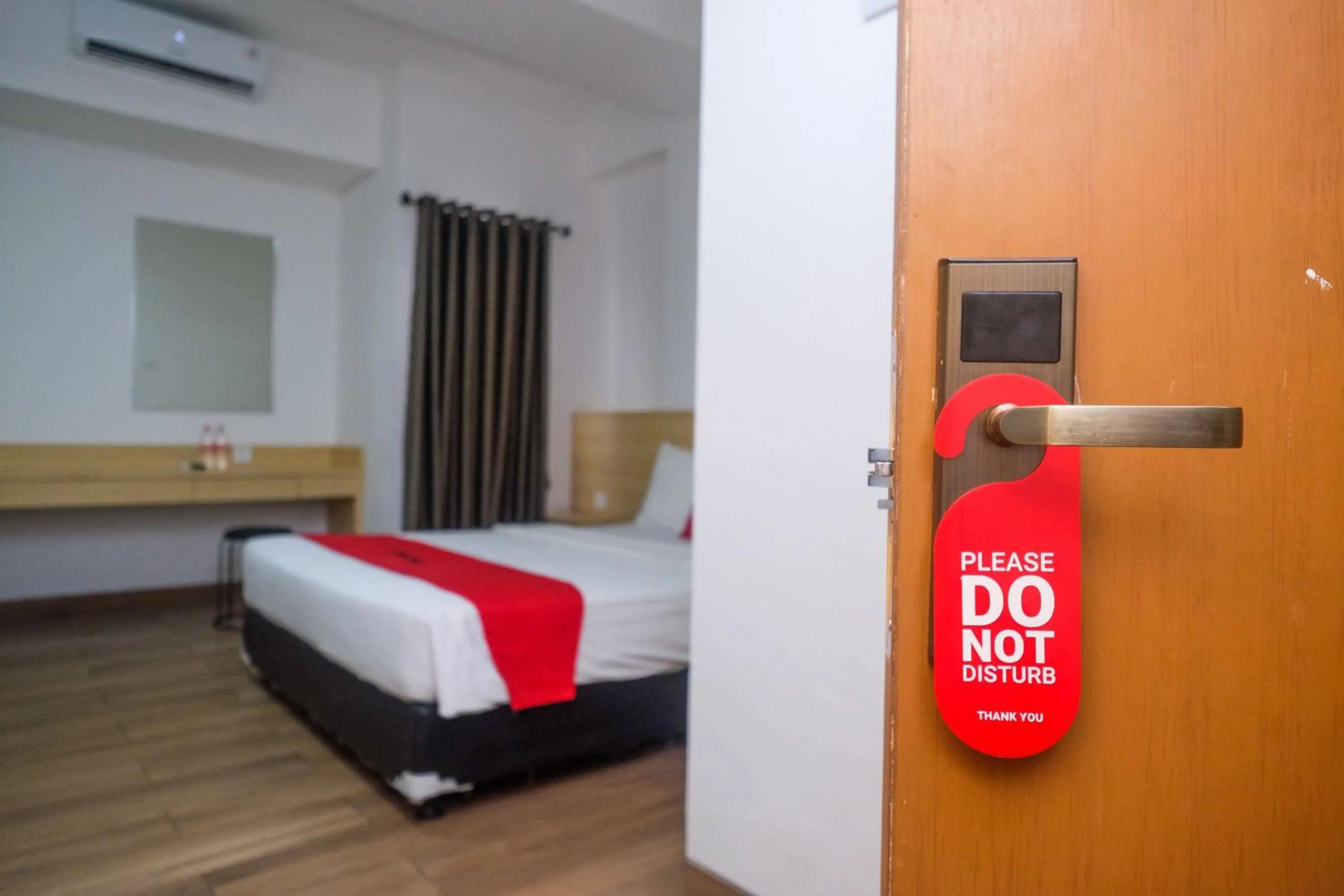Bed in RedDoorz Apartment near Exit Toll Colomadu