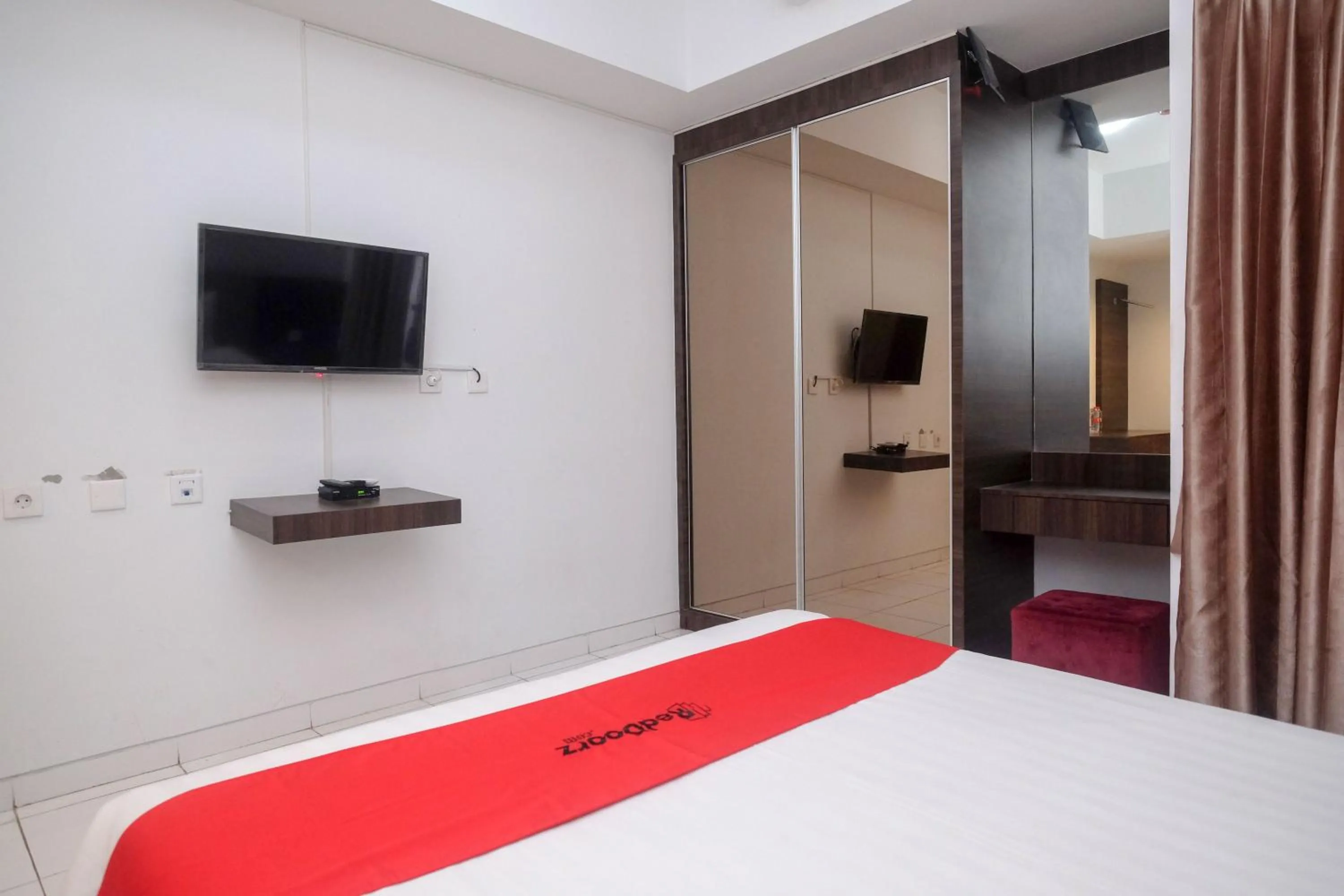 Bed in RedDoorz Apartment near Exit Toll Colomadu