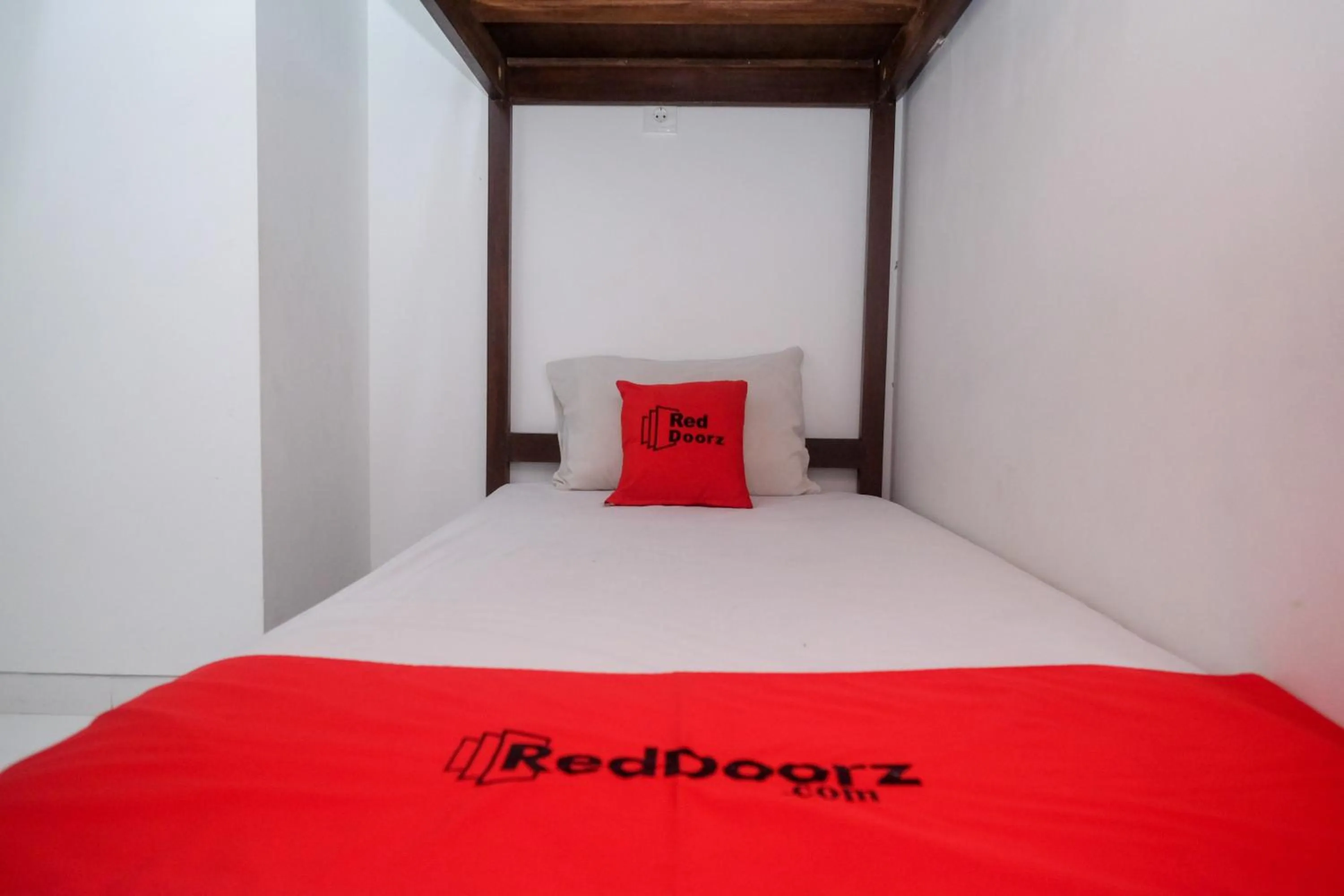 Bed in RedDoorz Apartment near Exit Toll Colomadu