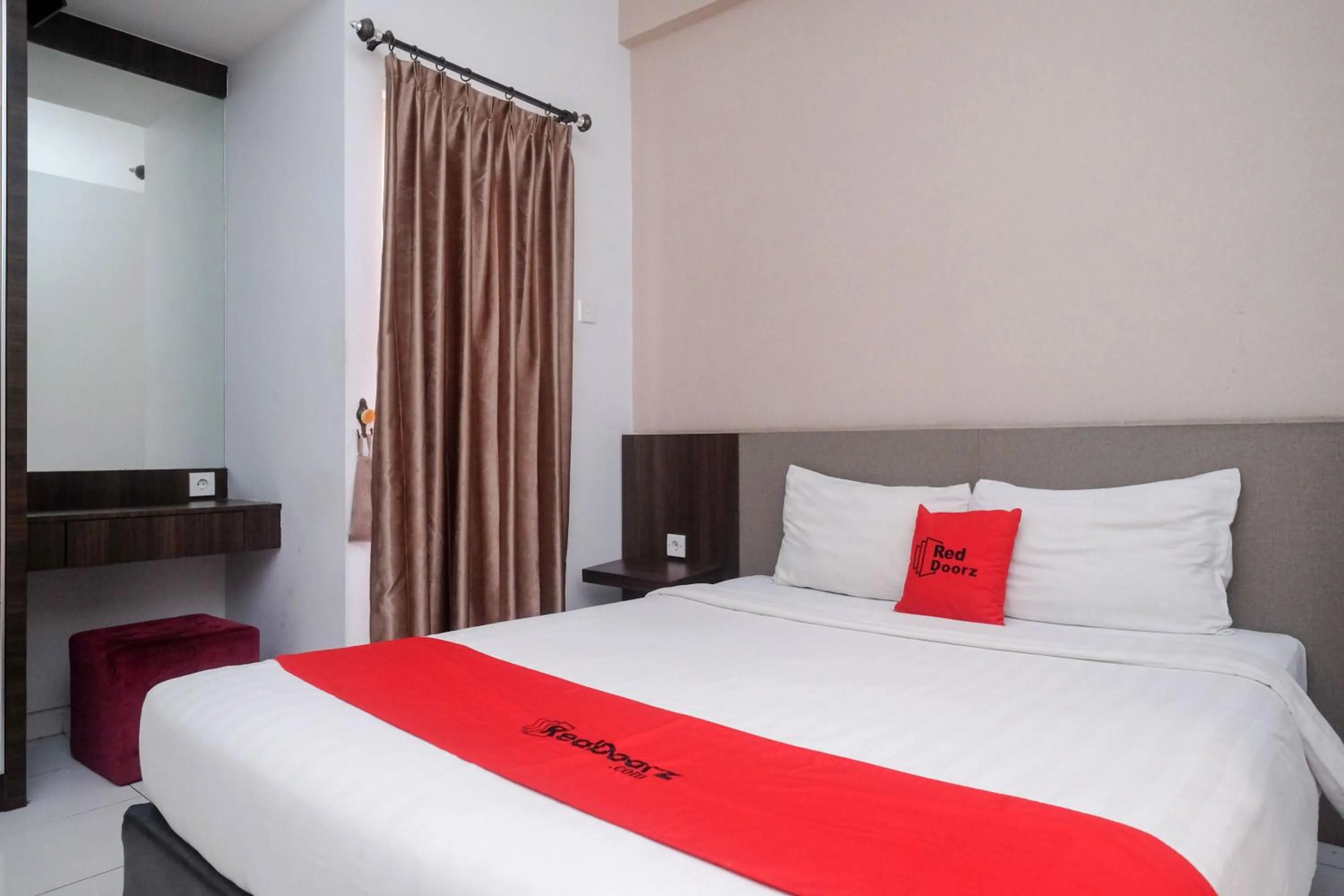 Bed in RedDoorz Apartment near Exit Toll Colomadu