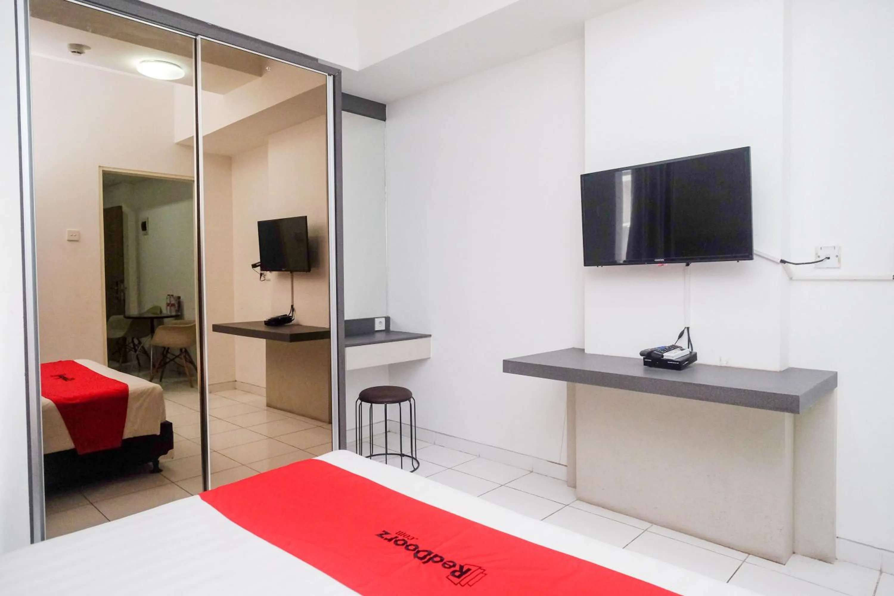 Bed in RedDoorz Apartment near Exit Toll Colomadu