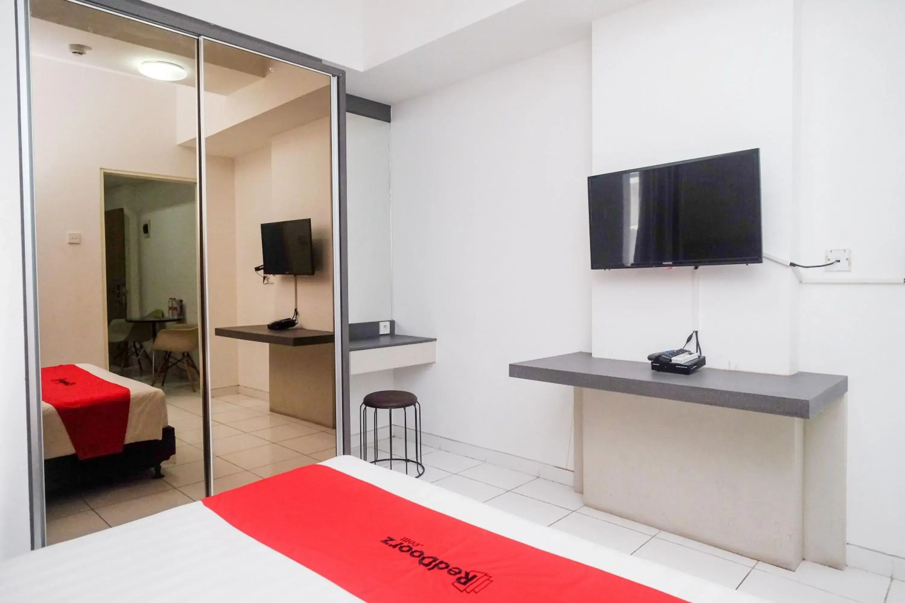 Bed in RedDoorz Apartment near Exit Toll Colomadu Bed in RedDoorz Apartment near Exit Toll Colomadu