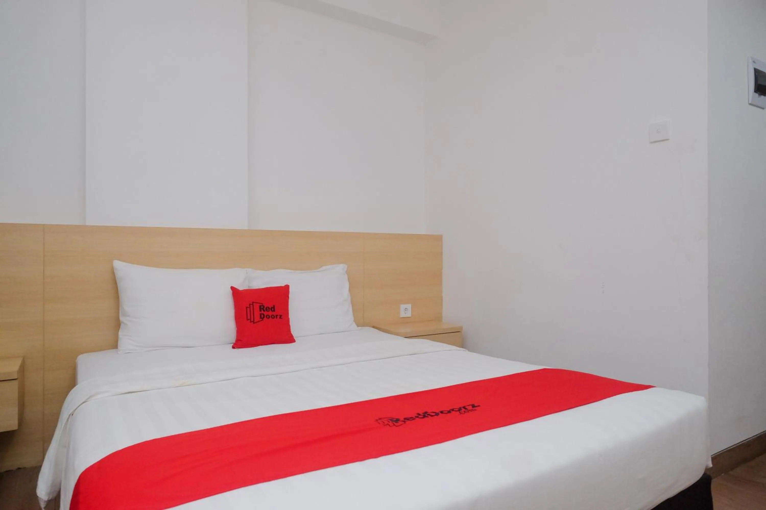 Bed in RedDoorz Apartment near Exit Toll Colomadu