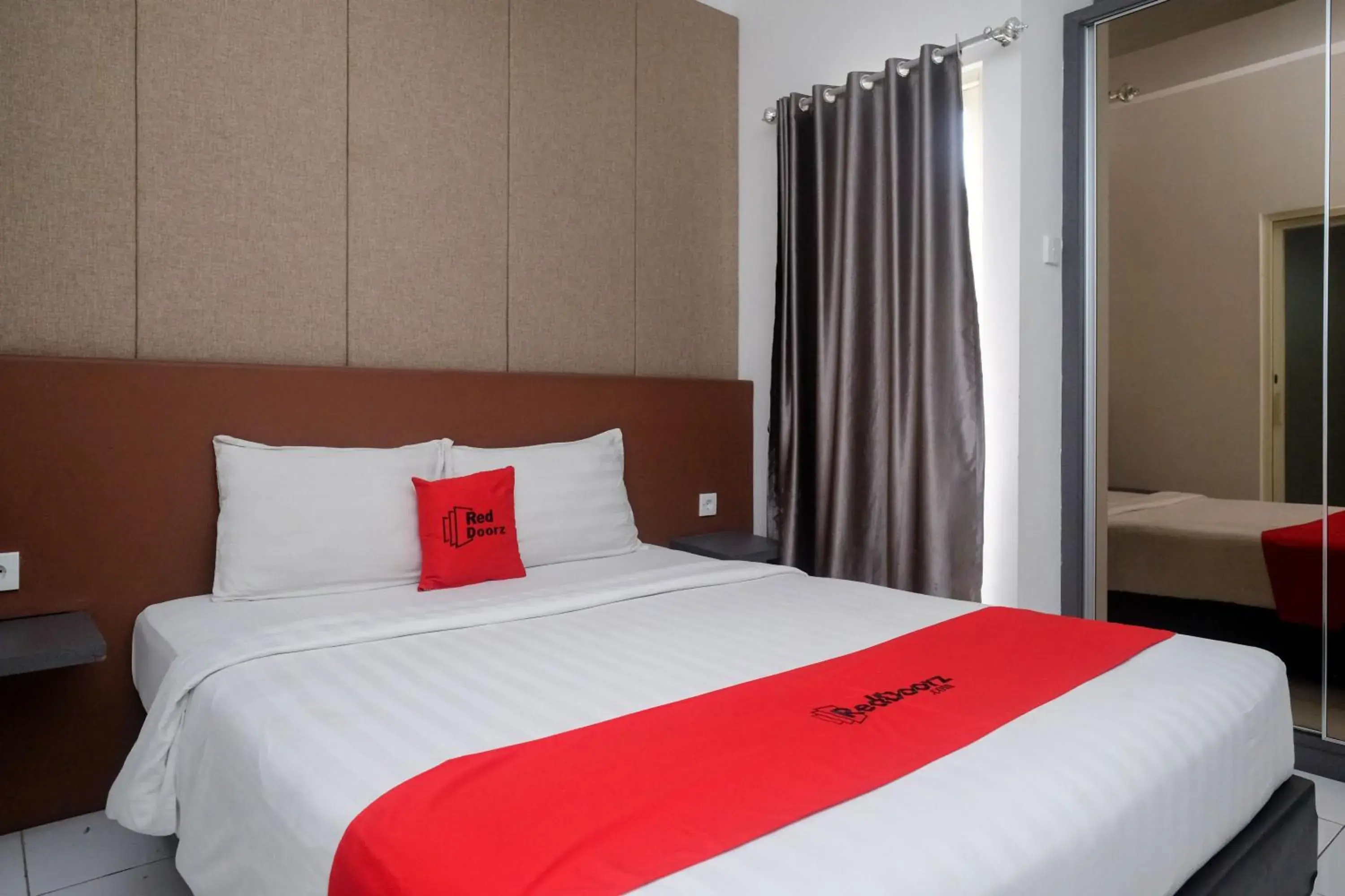 Bed in RedDoorz Apartment near Exit Toll Colomadu Bed in RedDoorz Apartment near Exit Toll Colomadu