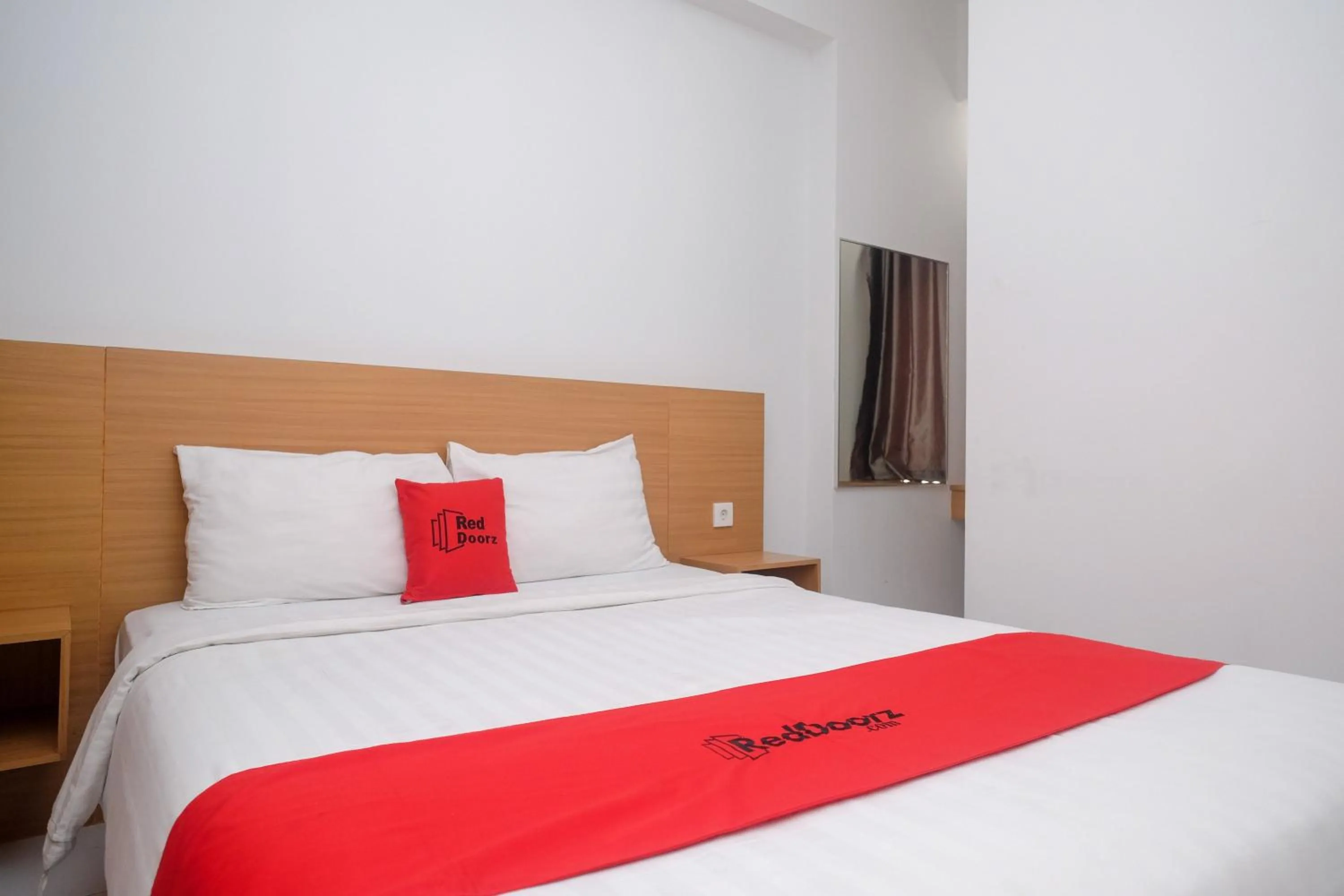 Bed in RedDoorz Apartment near Exit Toll Colomadu