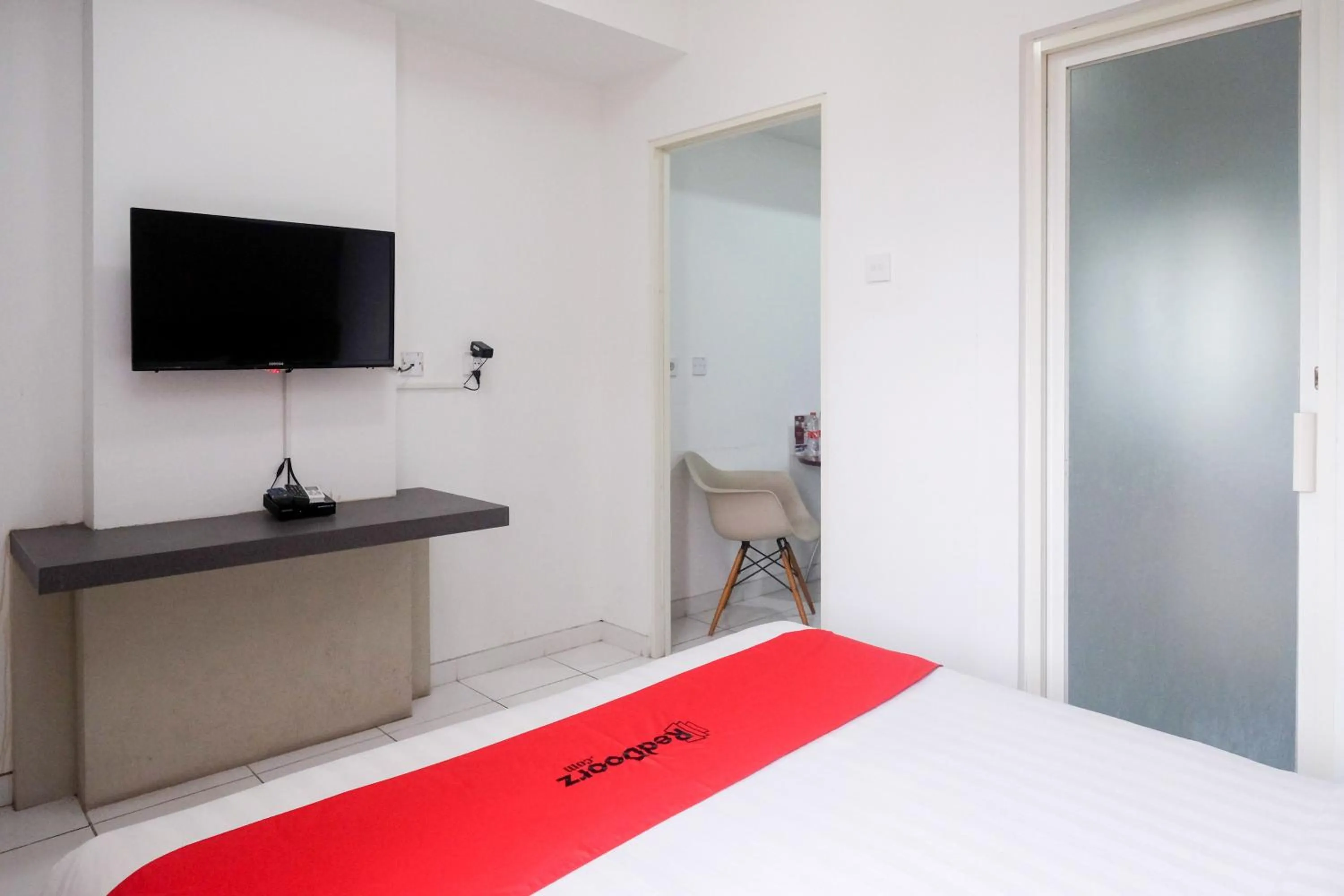 Bed in RedDoorz Apartment near Exit Toll Colomadu
