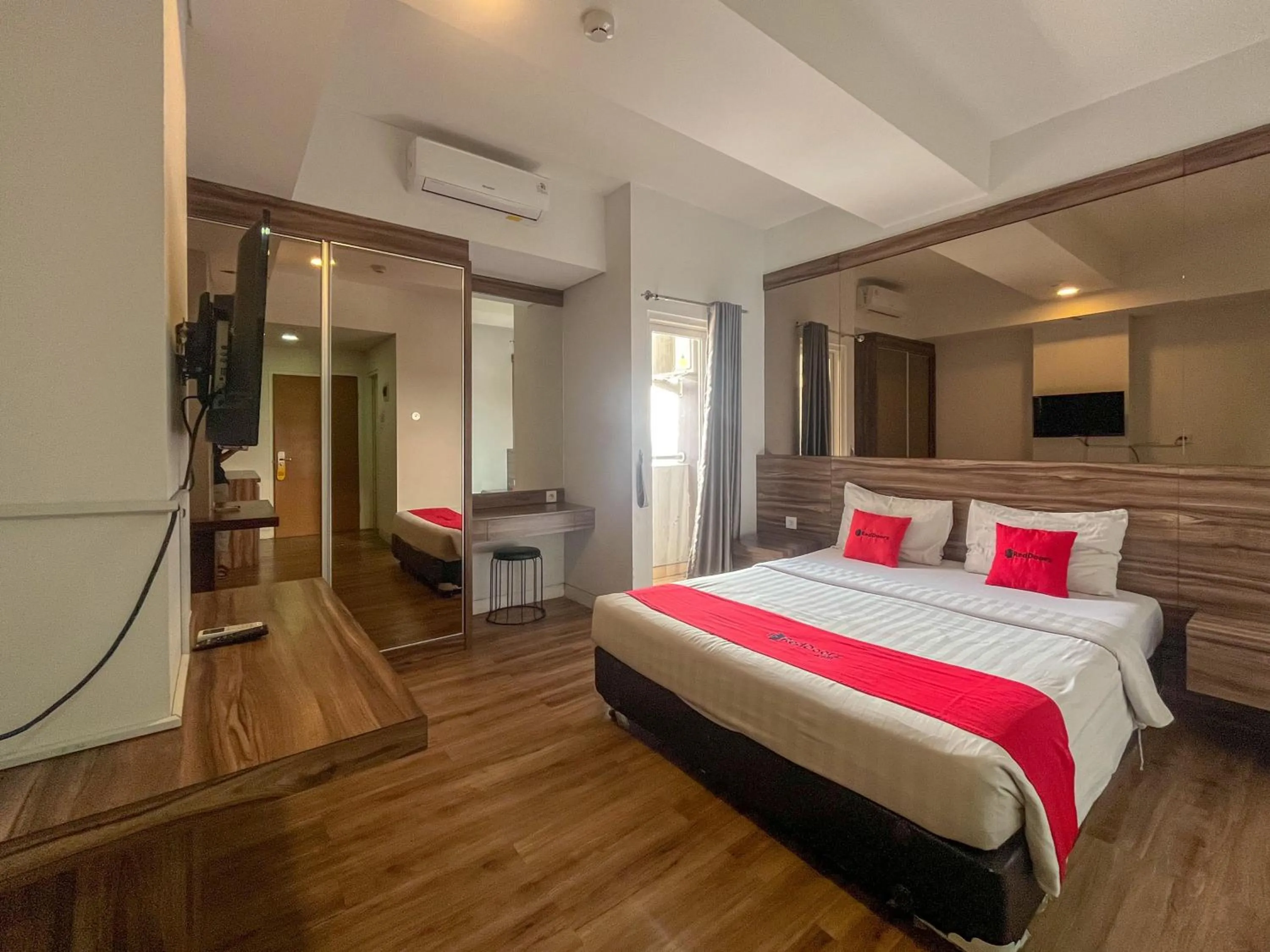 Bedroom, Bed in RedDoorz Apartment near Exit Toll Colomadu