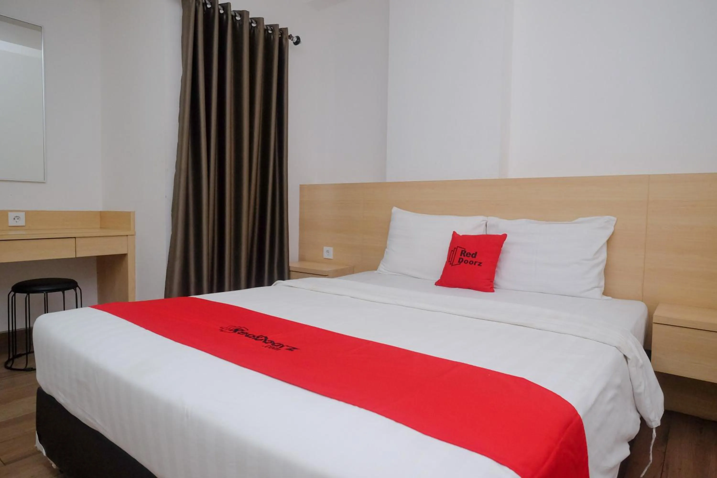 Bed in RedDoorz Apartment near Exit Toll Colomadu
