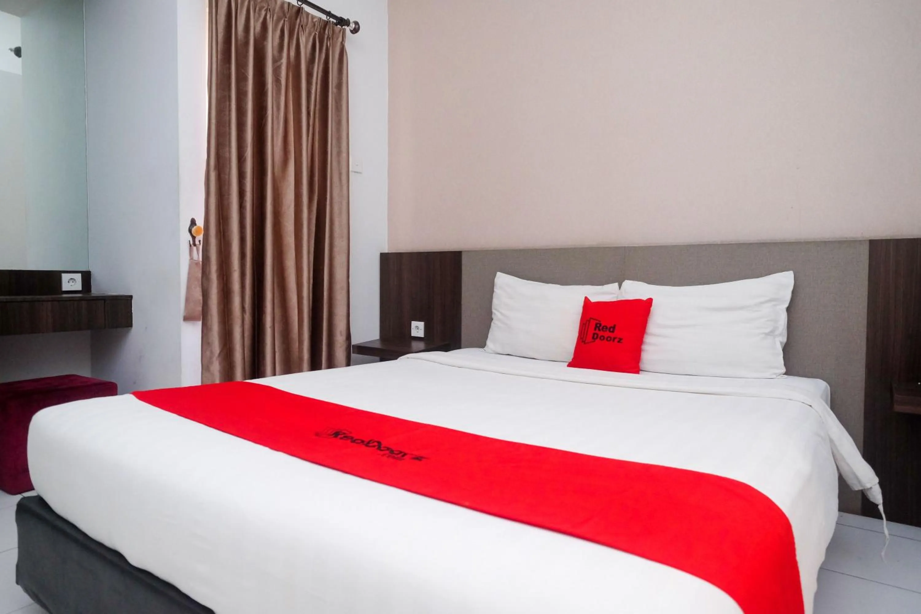 Bed in RedDoorz Apartment near Exit Toll Colomadu