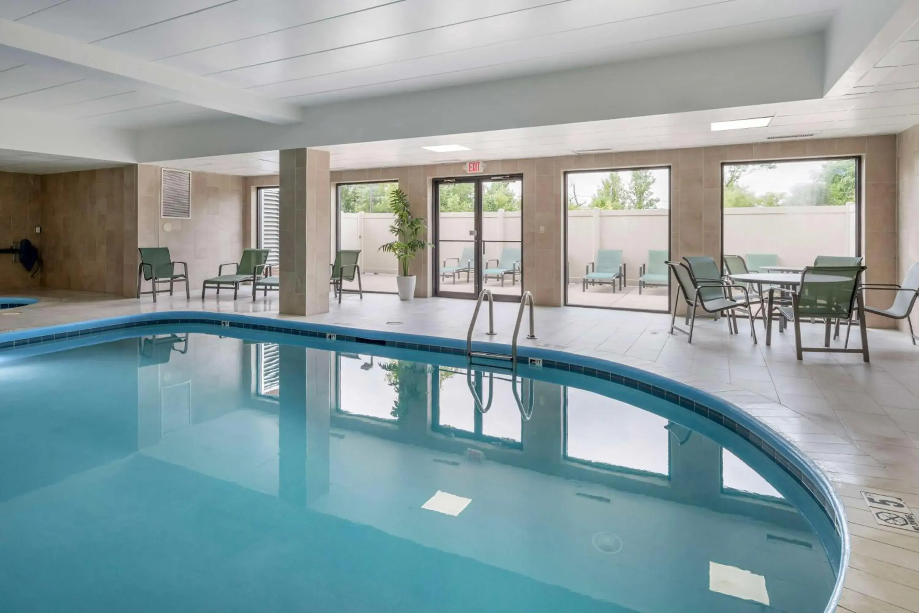 Pool view in Best Western Mason Inn Pool view in Best Western Mason Inn