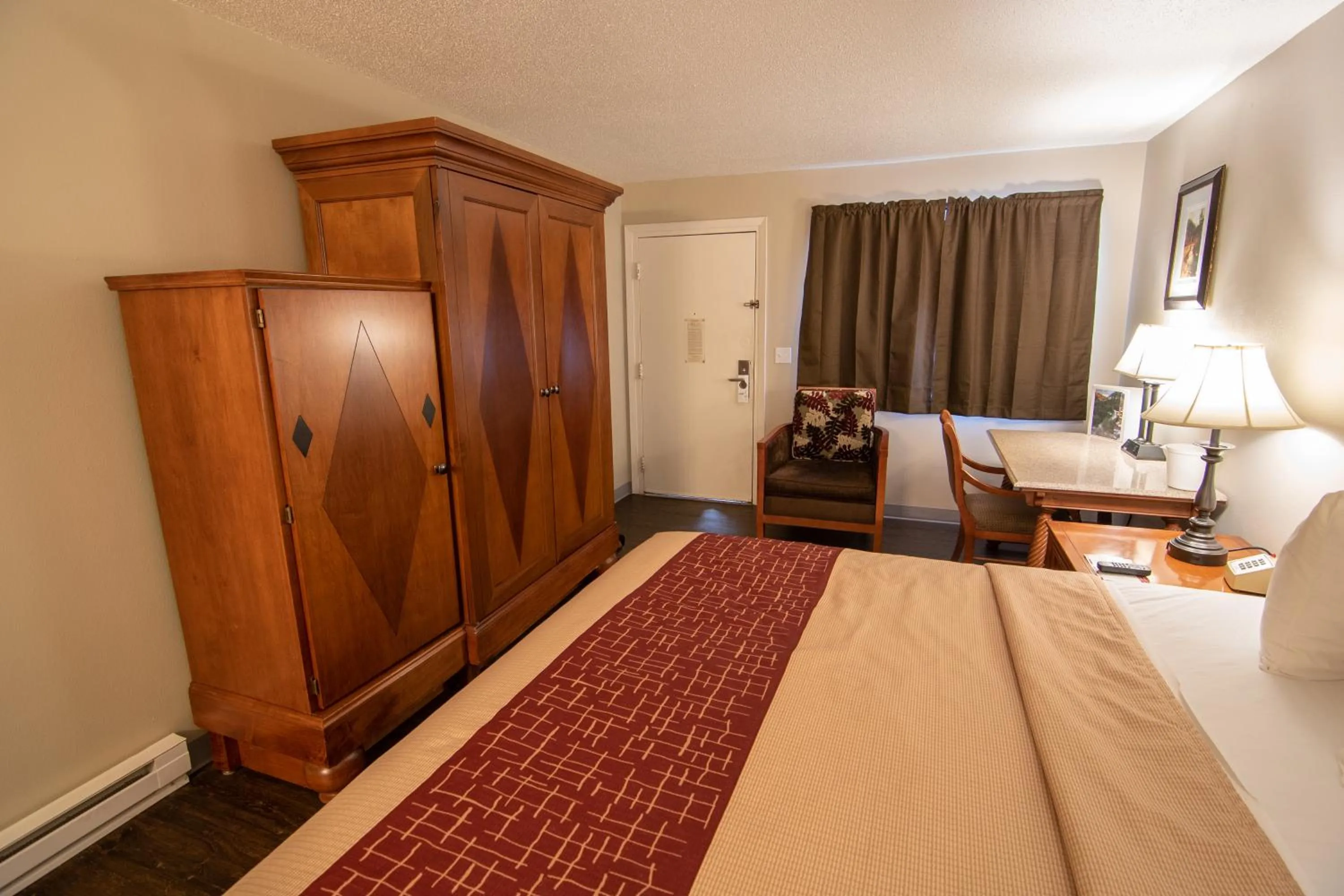 Bed in The Crow Peak Lodge