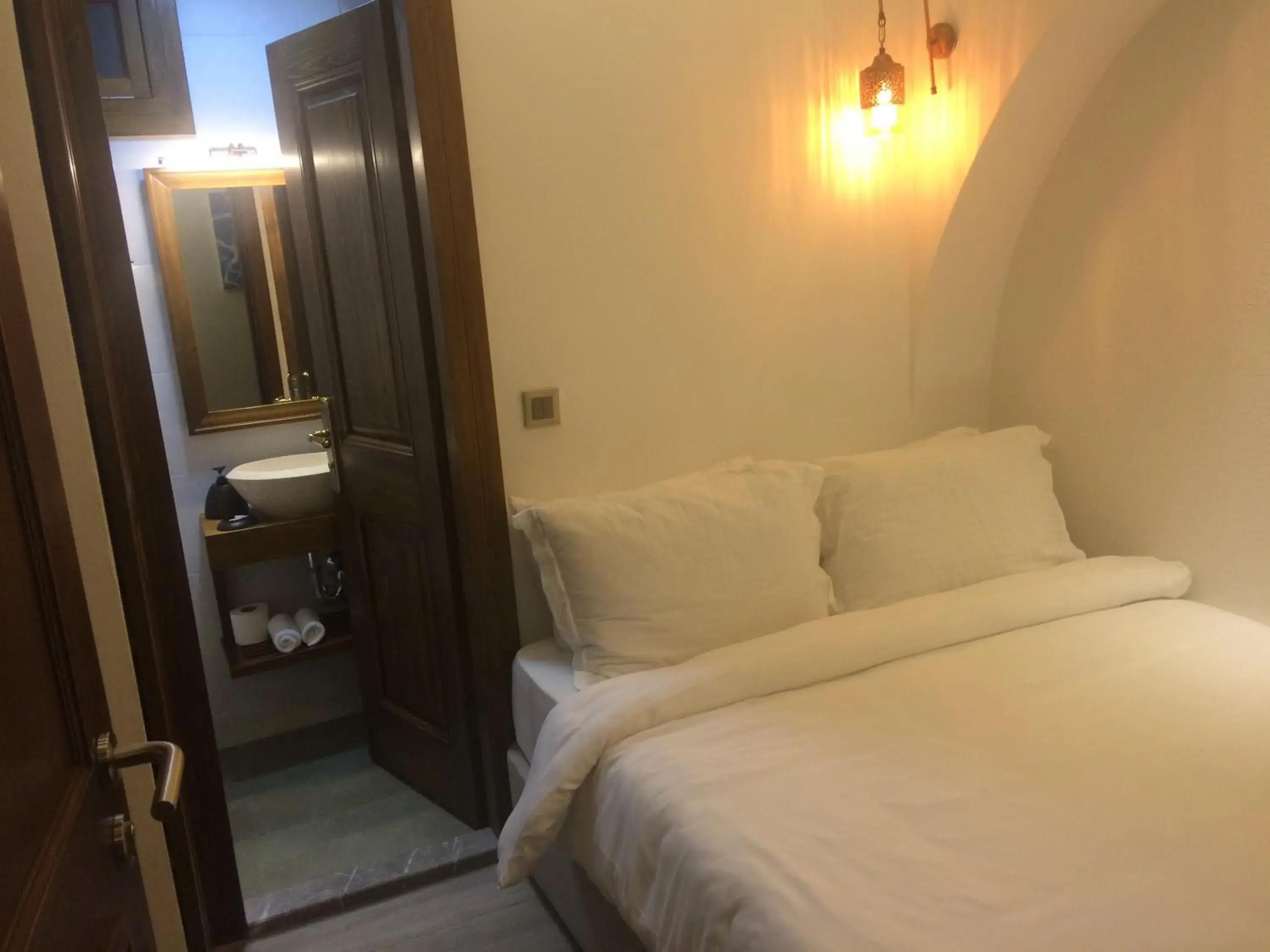 Budget Double Room in Mets Boutique Hotel Budget Double Room in Mets Boutique Hotel