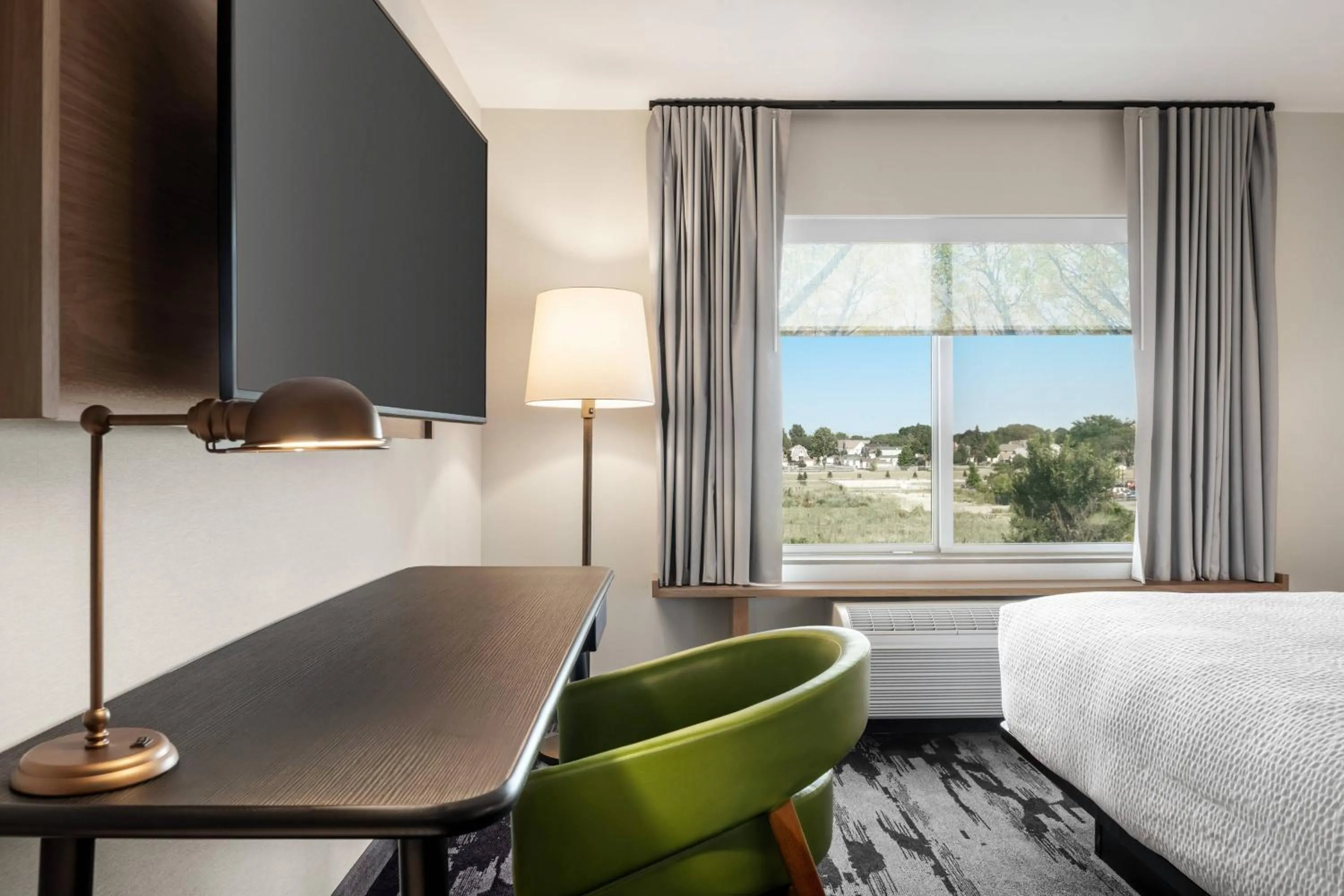 Photo of the whole room, Bed in Fairfield Inn & Suites by Marriott Milwaukee West