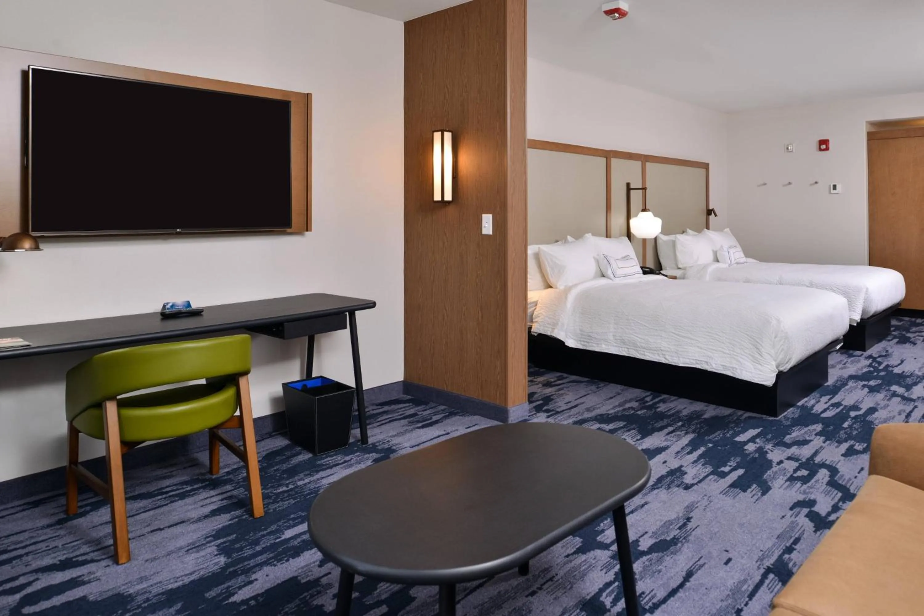Photo of the whole room, Bed in Fairfield Inn & Suites by Marriott Canton